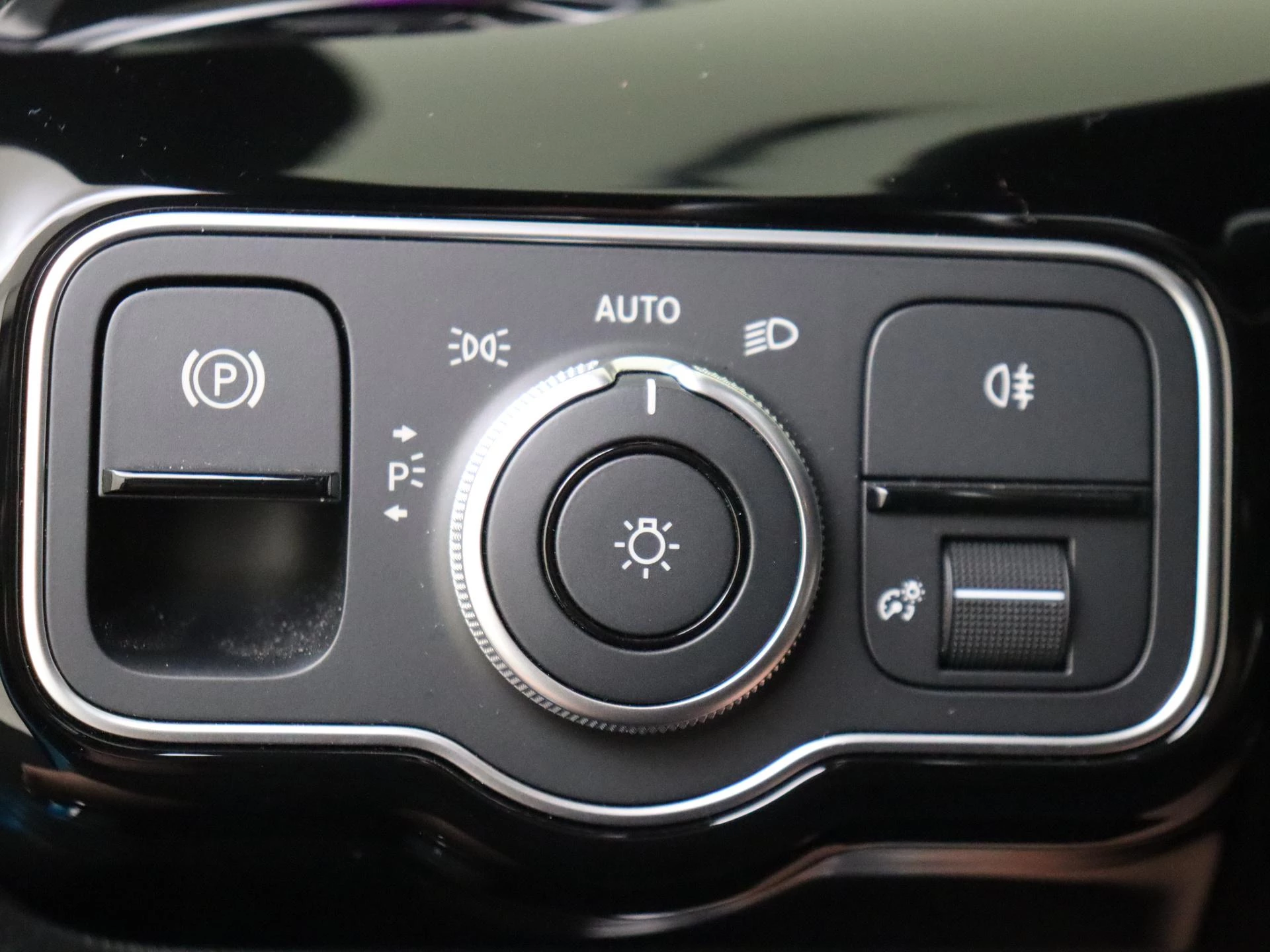 Mercedes-Benz-CLA-image-24