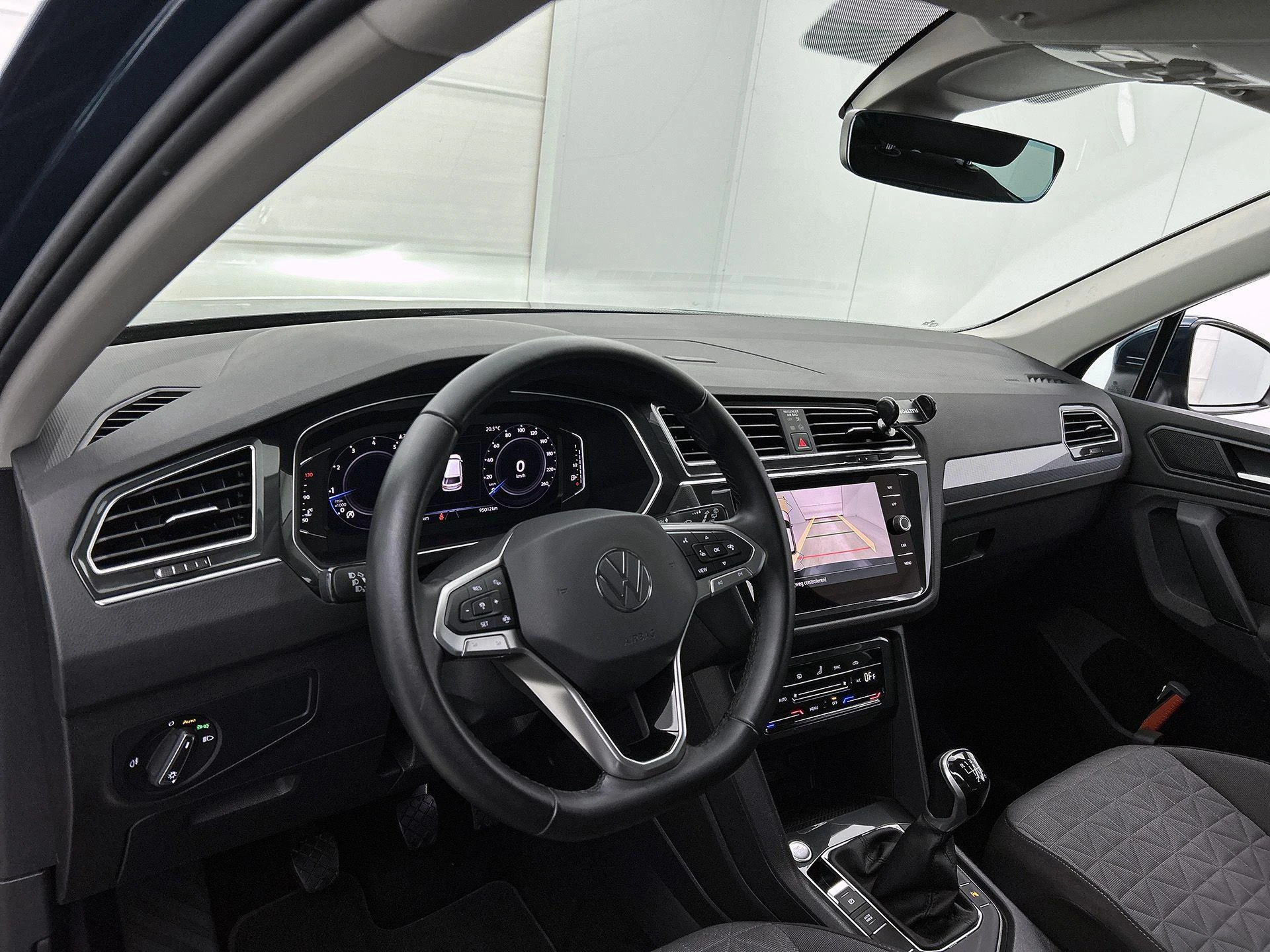 Volkswagen-Tiguan-image-17
