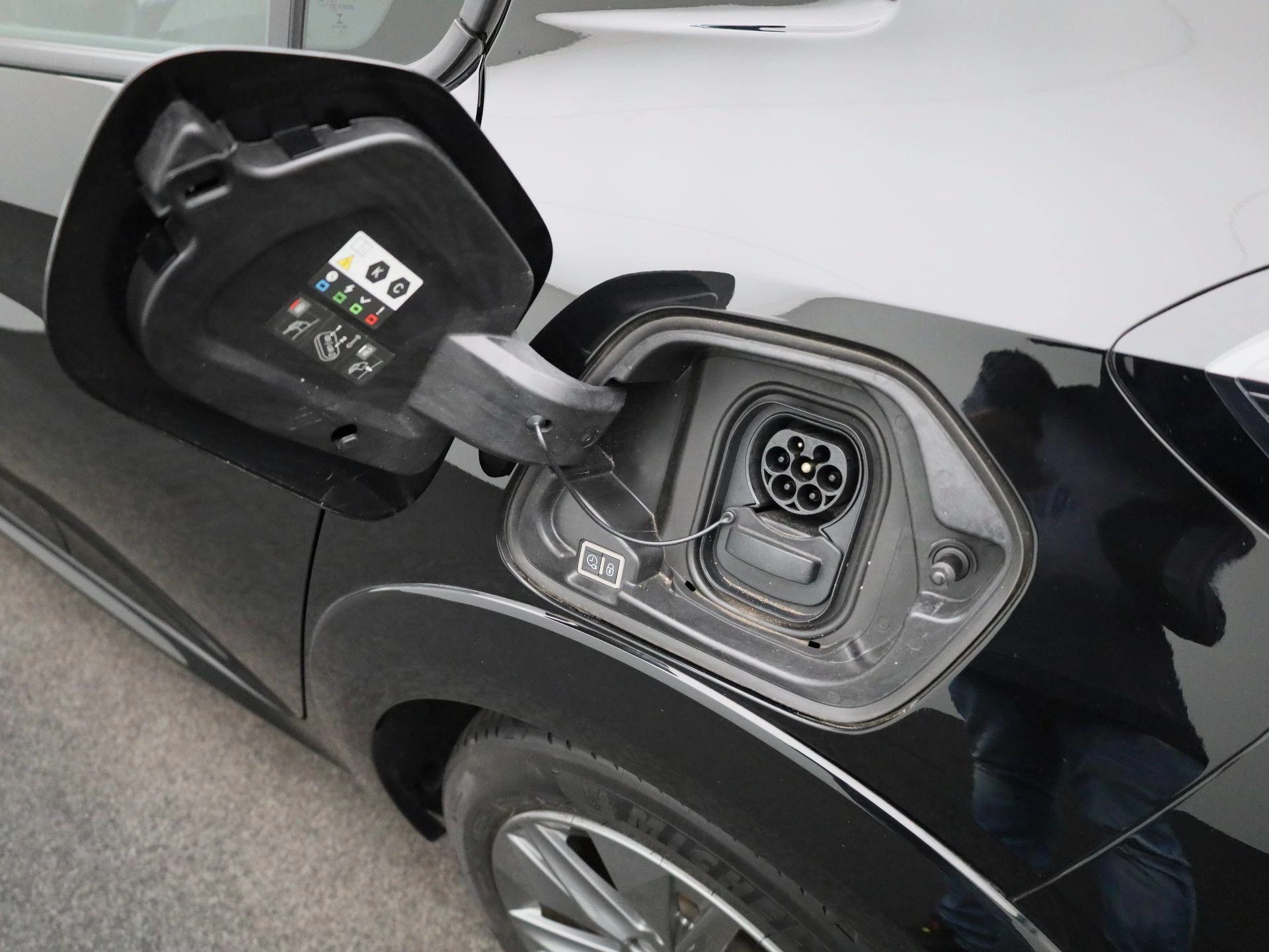 Peugeot-e-208-image-11