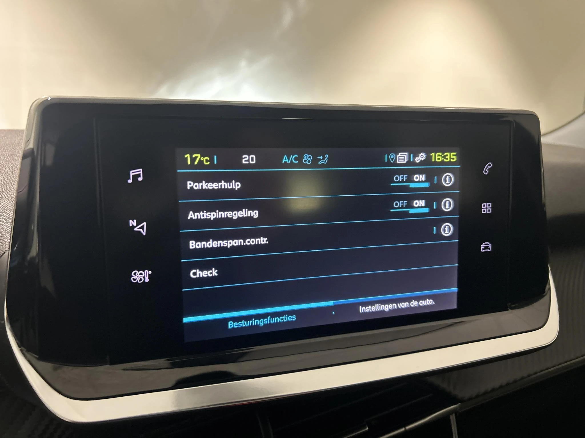 Peugeot-e-2008-image-13