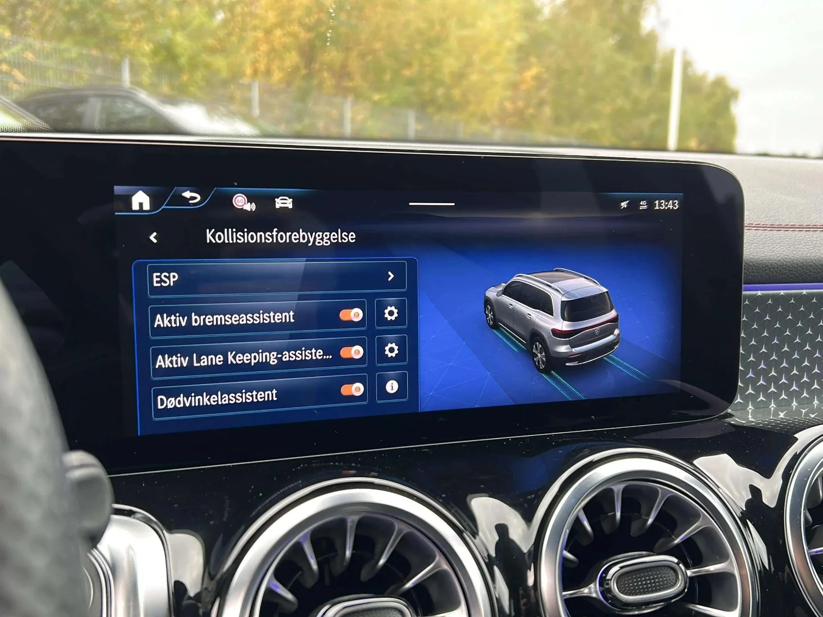 Mercedes-Benz-EQB-image-18