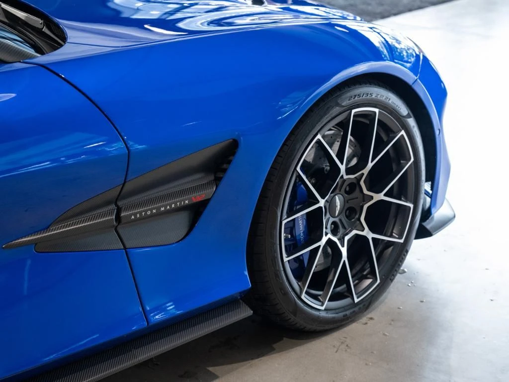 Aston Martin-Vanquish-image-9