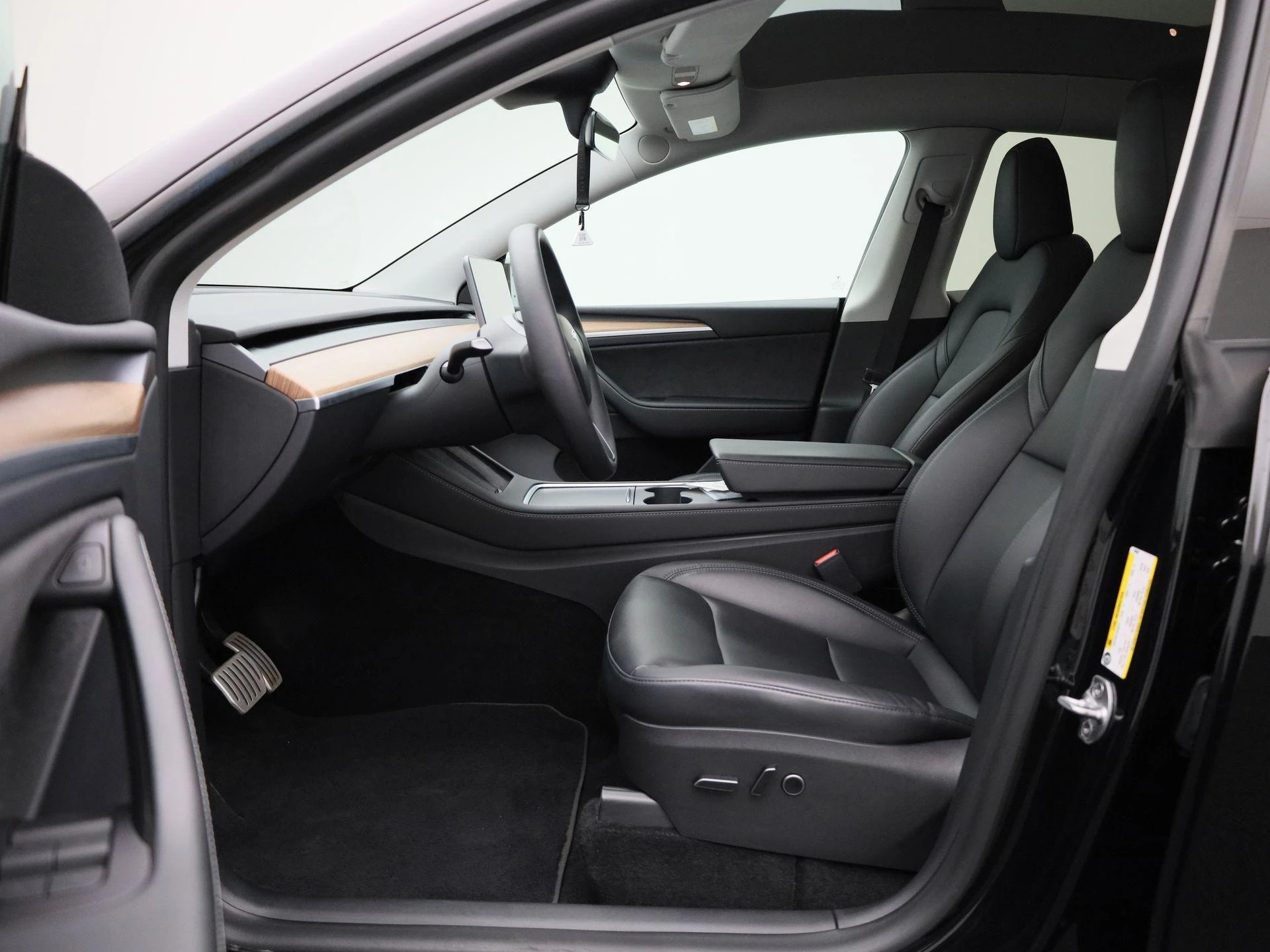 Tesla-Model Y-image-8