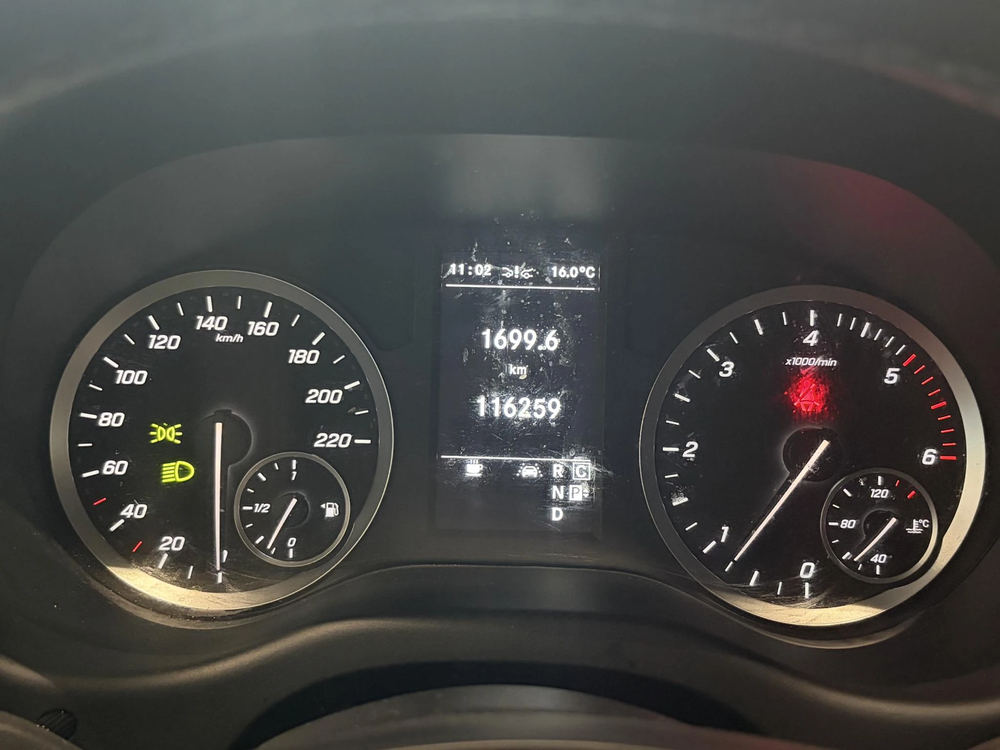 Mercedes-Benz-Vito-image-15