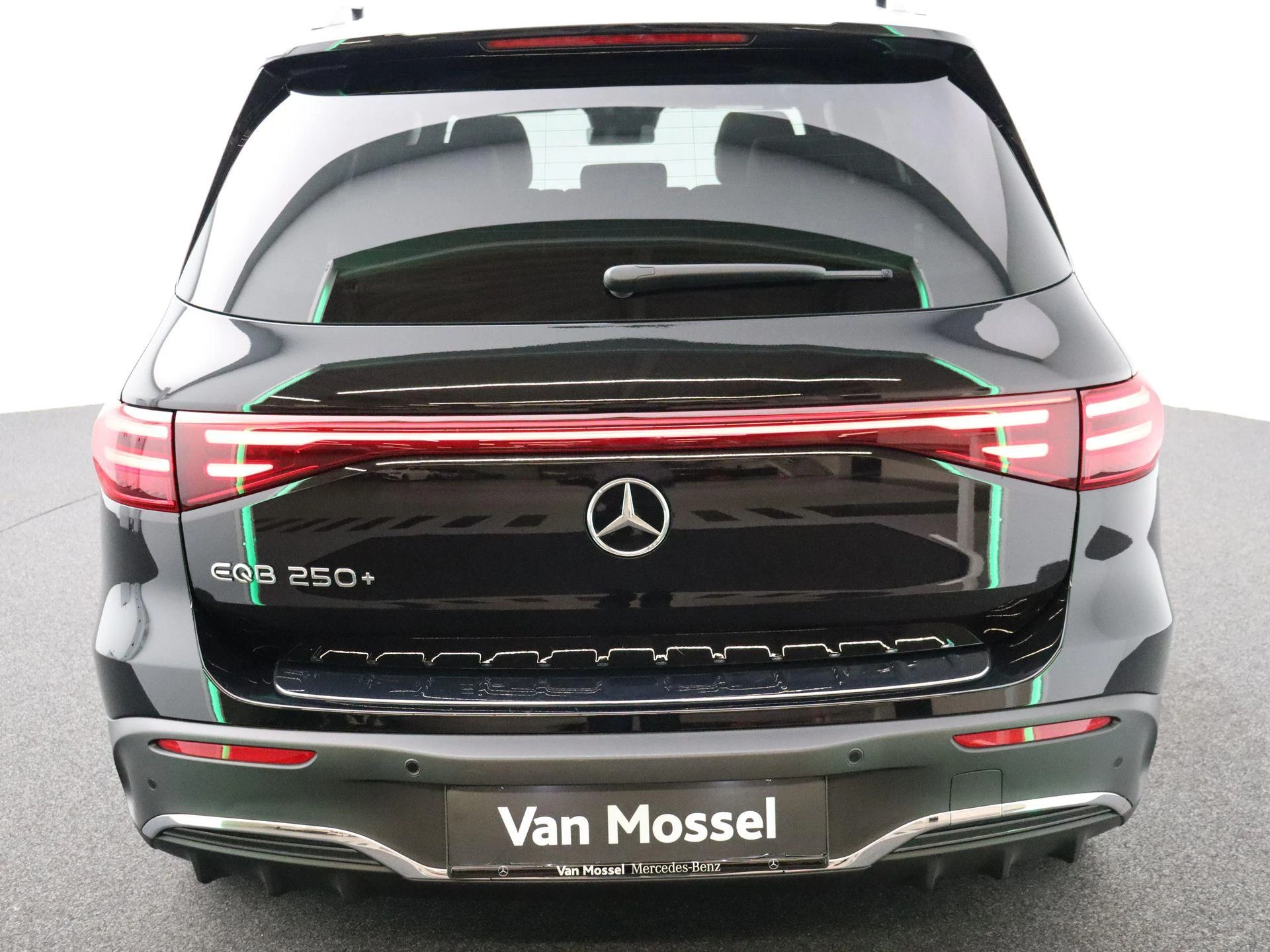 Mercedes-Benz-EQB-image-27