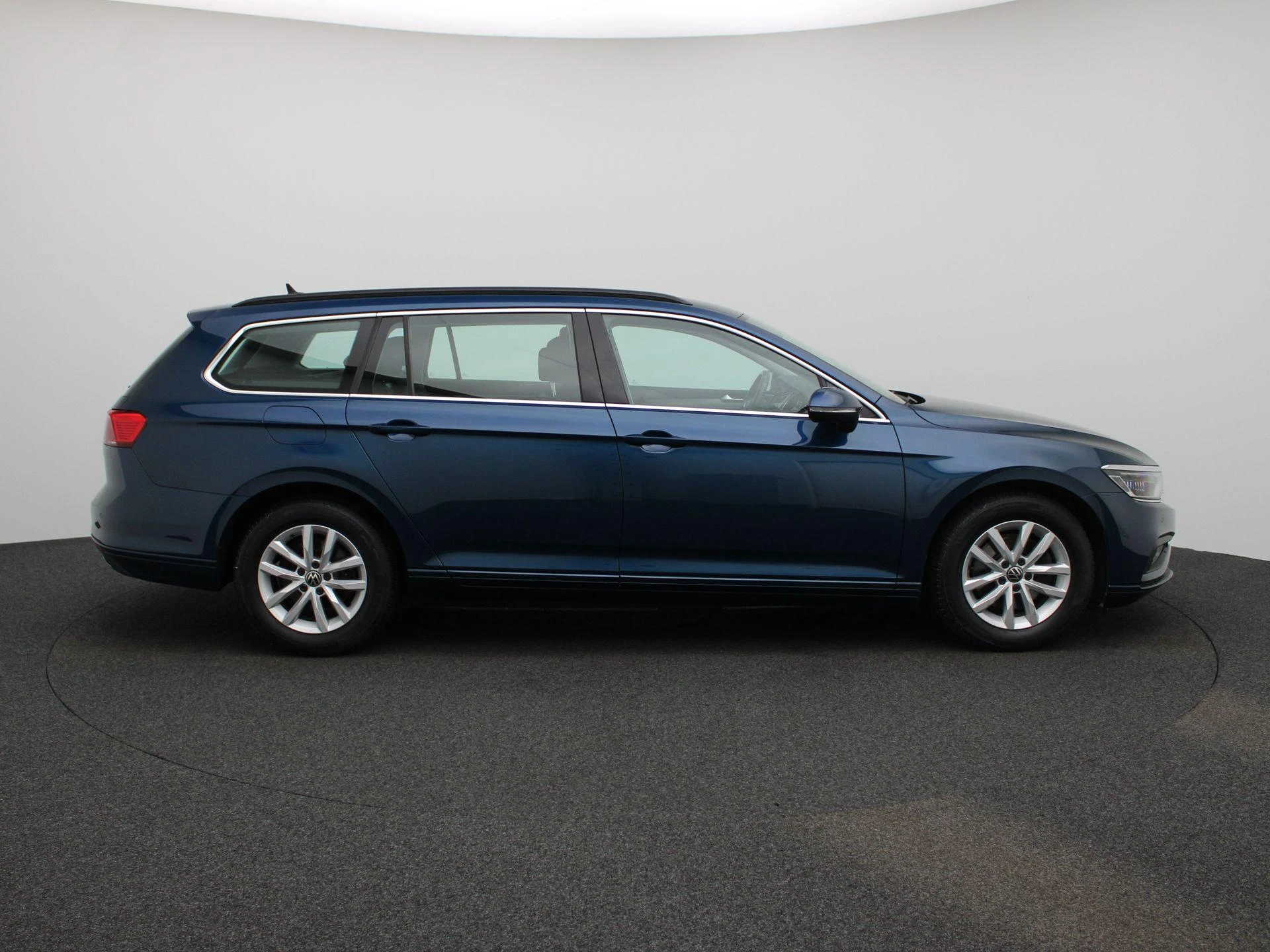 Volkswagen-Passat-image-5