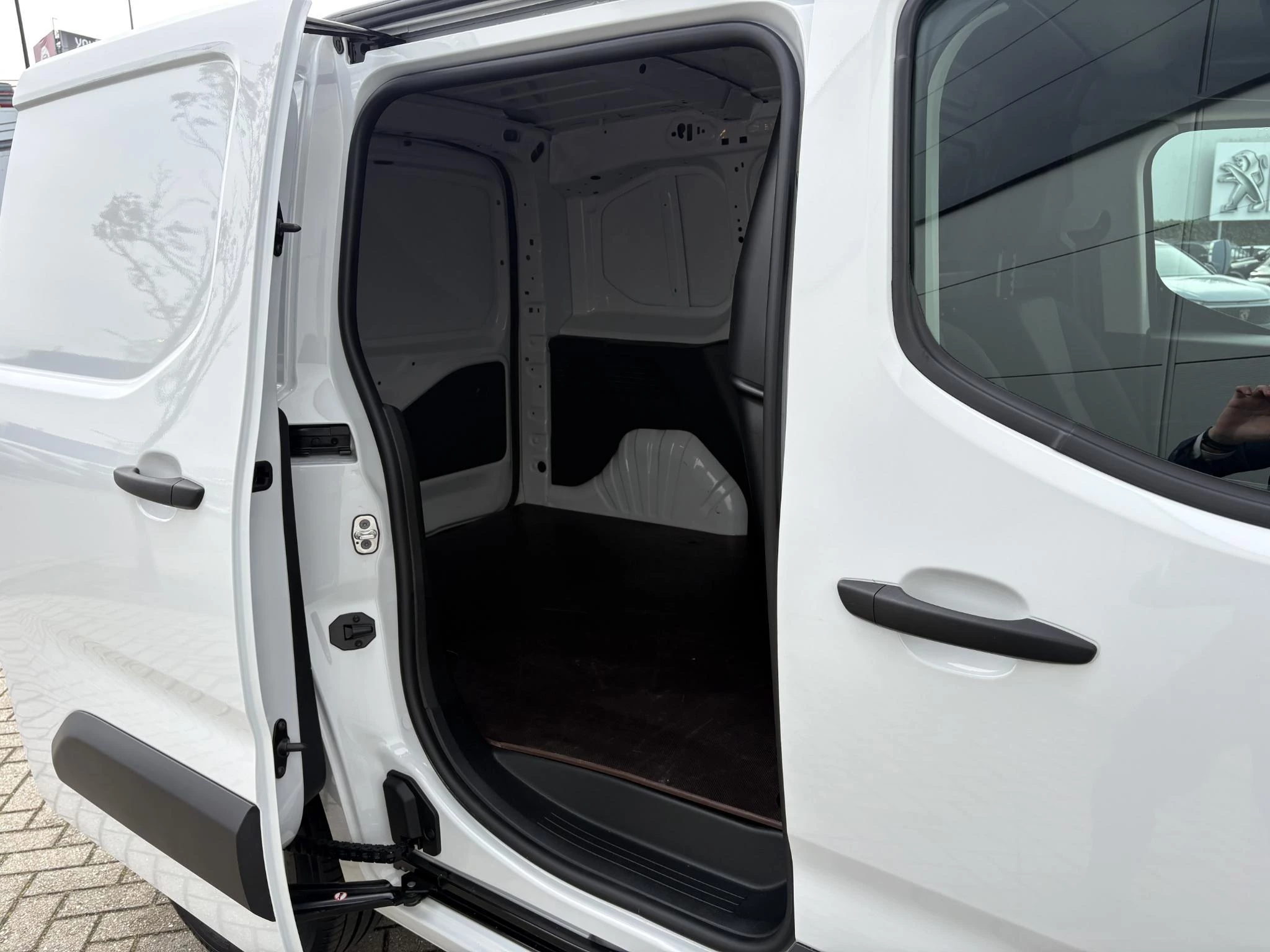 Peugeot-e-Partner-image-11