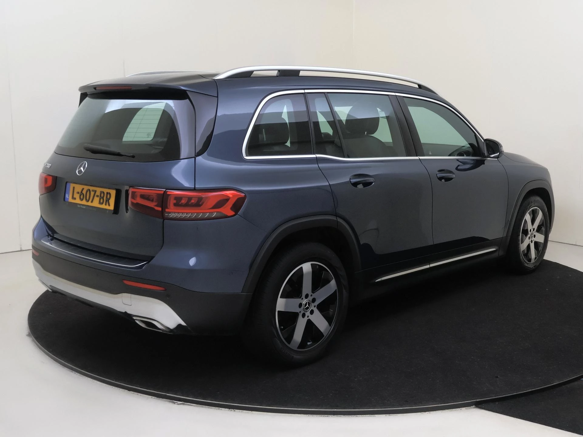 Mercedes-Benz-GLB-image-3