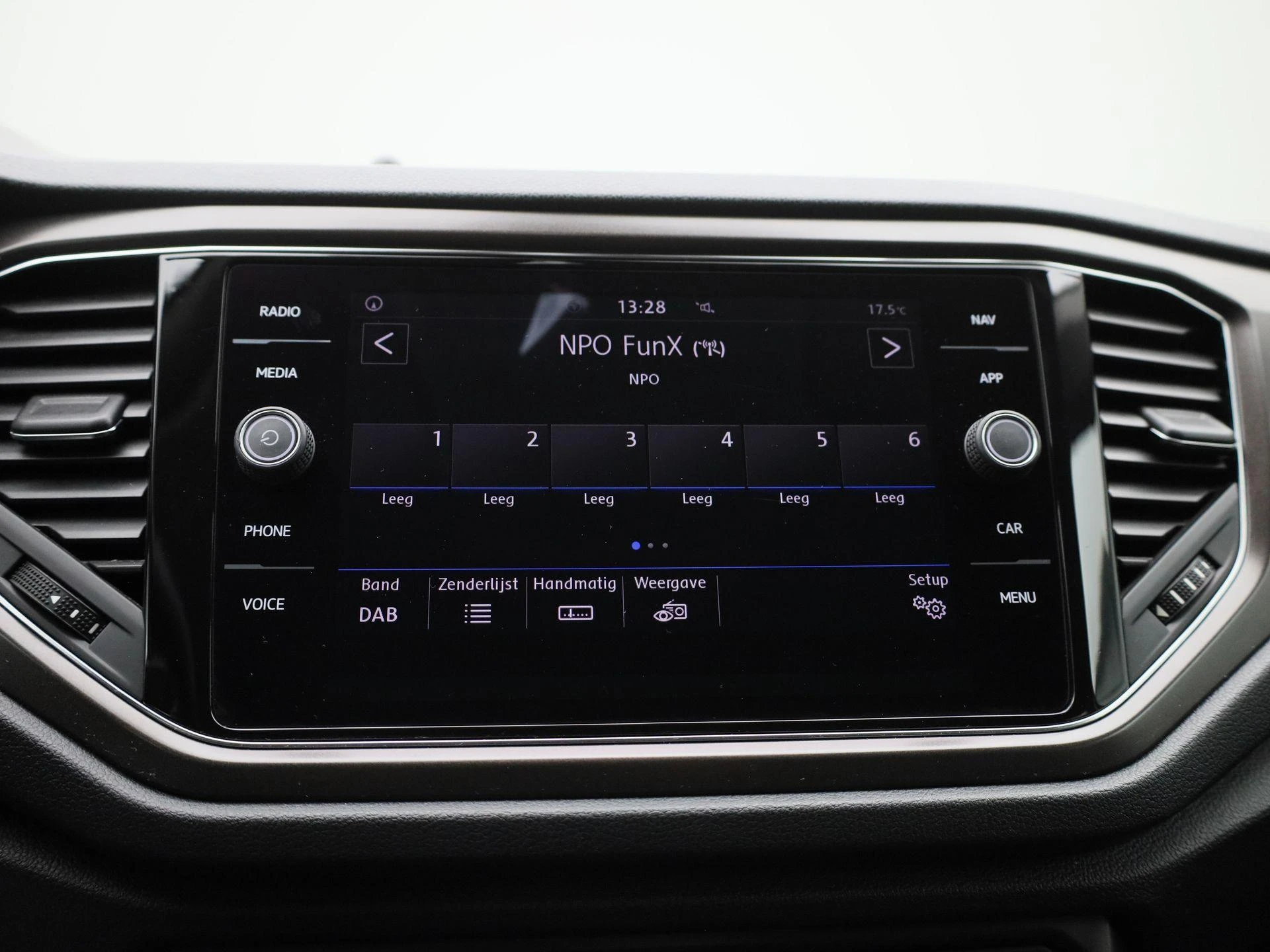 Volkswagen-T-Roc-image-18
