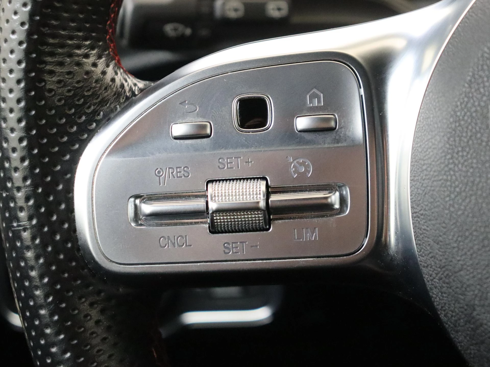 Mercedes-Benz-A-Klasse-image-12