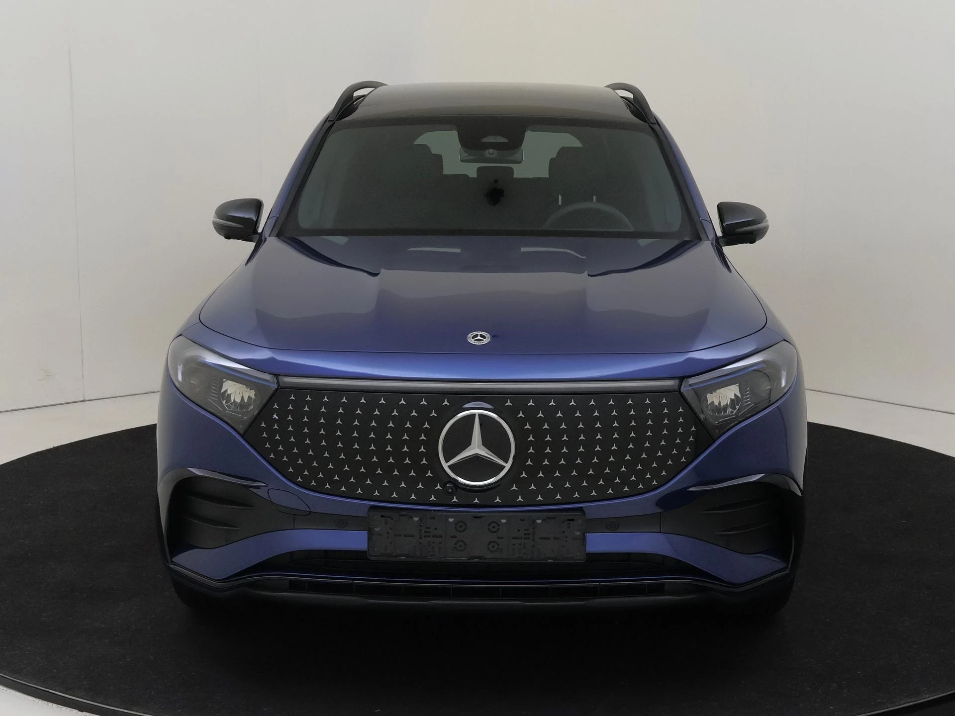 Mercedes-Benz-EQB-image-8