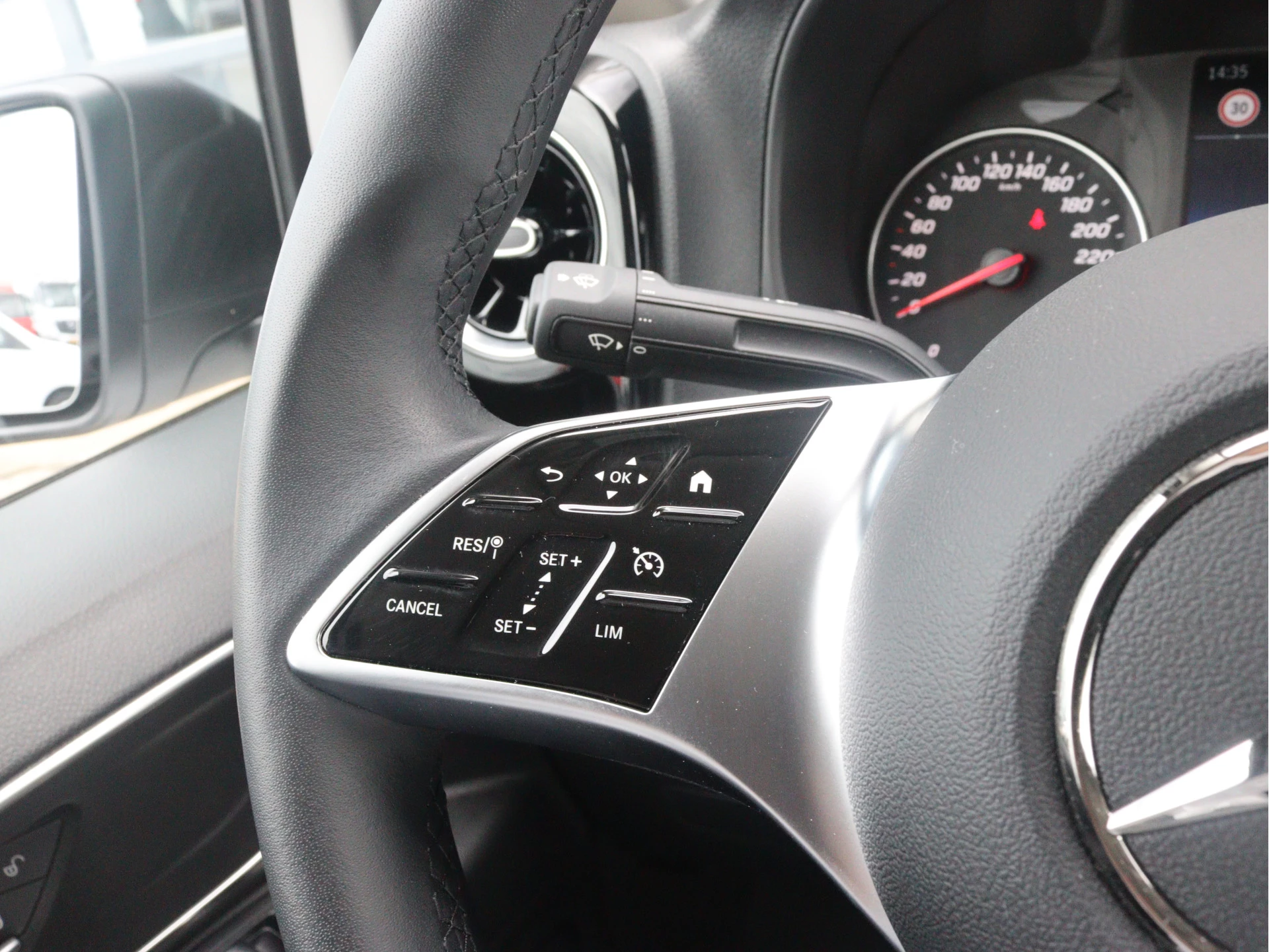 Mercedes-Benz-Vito-image-6