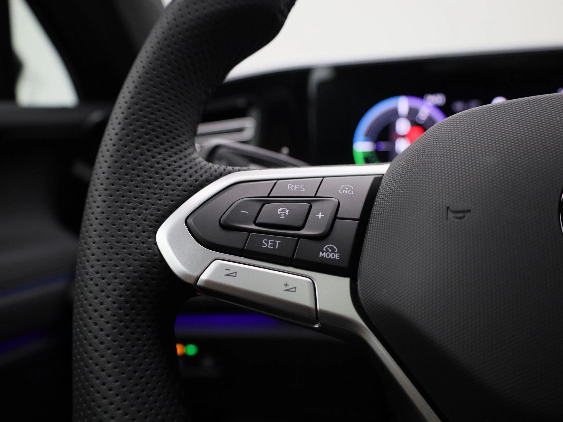 Volkswagen-Tiguan-image-23