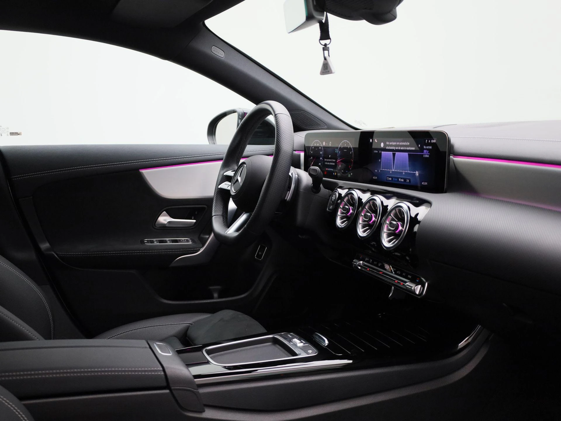 Mercedes-Benz-CLA-image-36