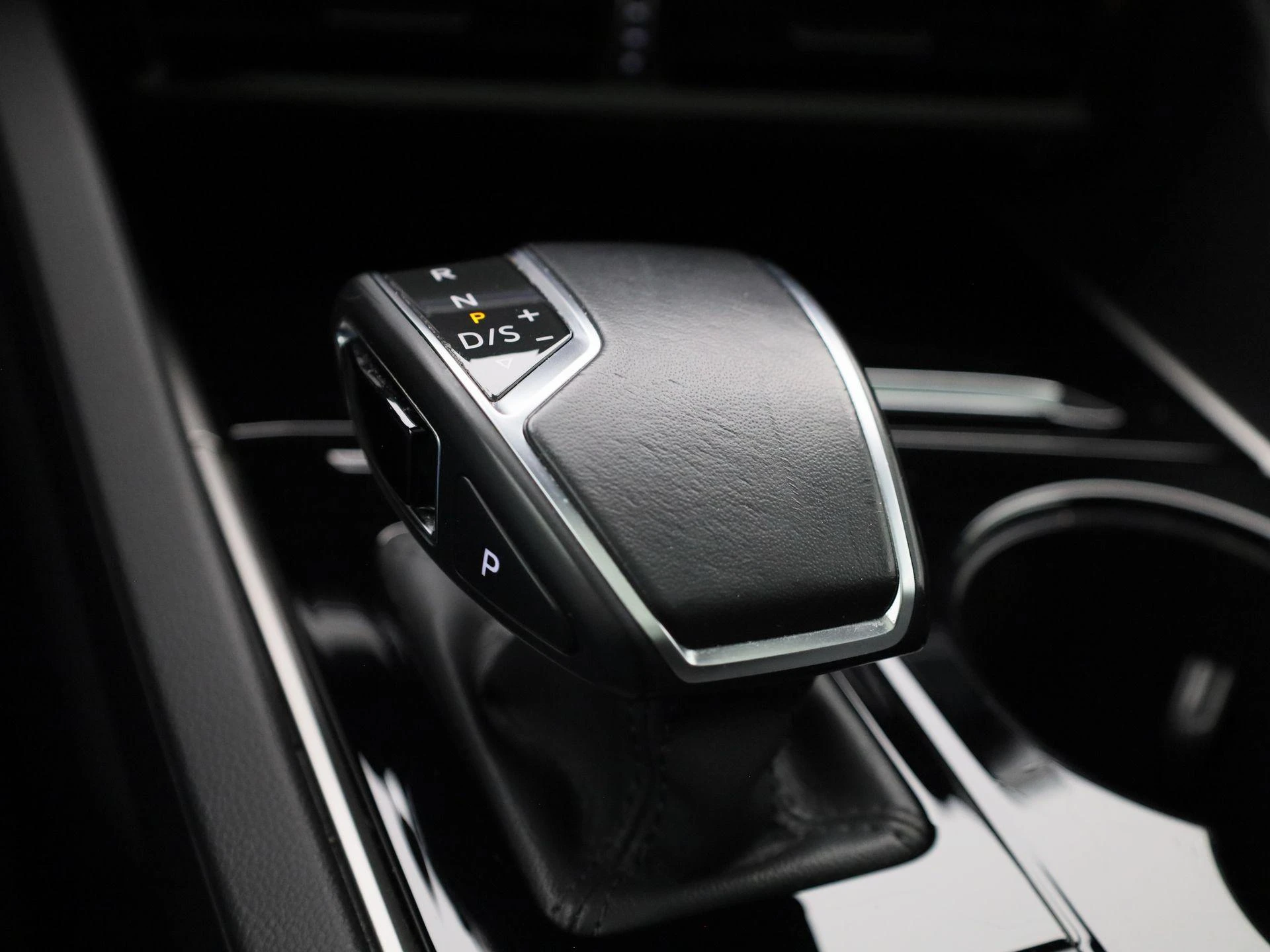 Volkswagen-Touareg-image-19