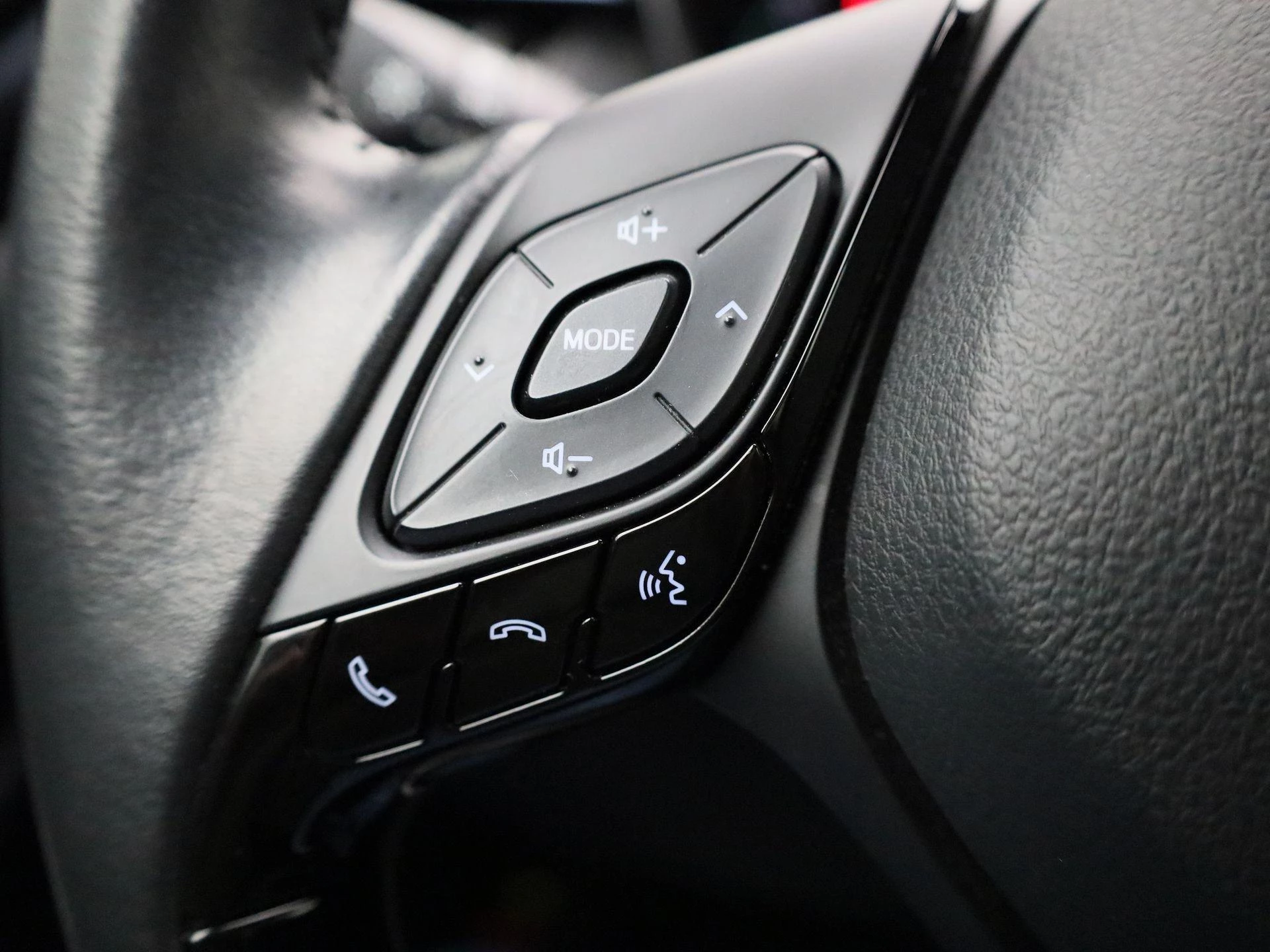 Toyota-C-HR-image-18