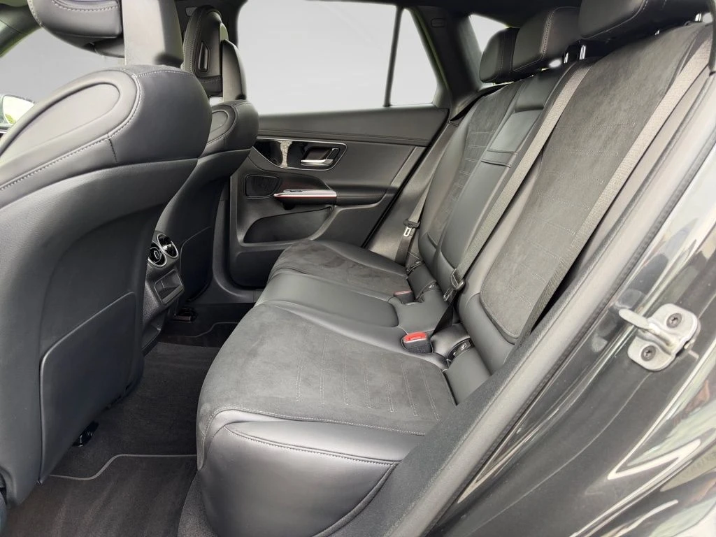 Mercedes-Benz-GLC 300 d-image-9