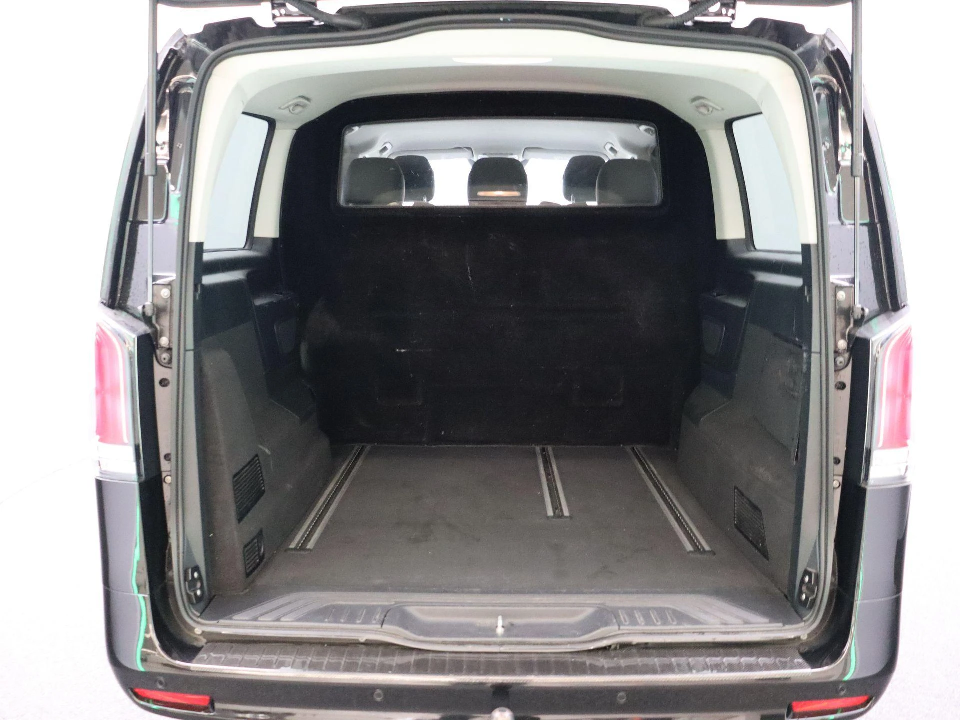 Mercedes-Benz-Vito-image-25