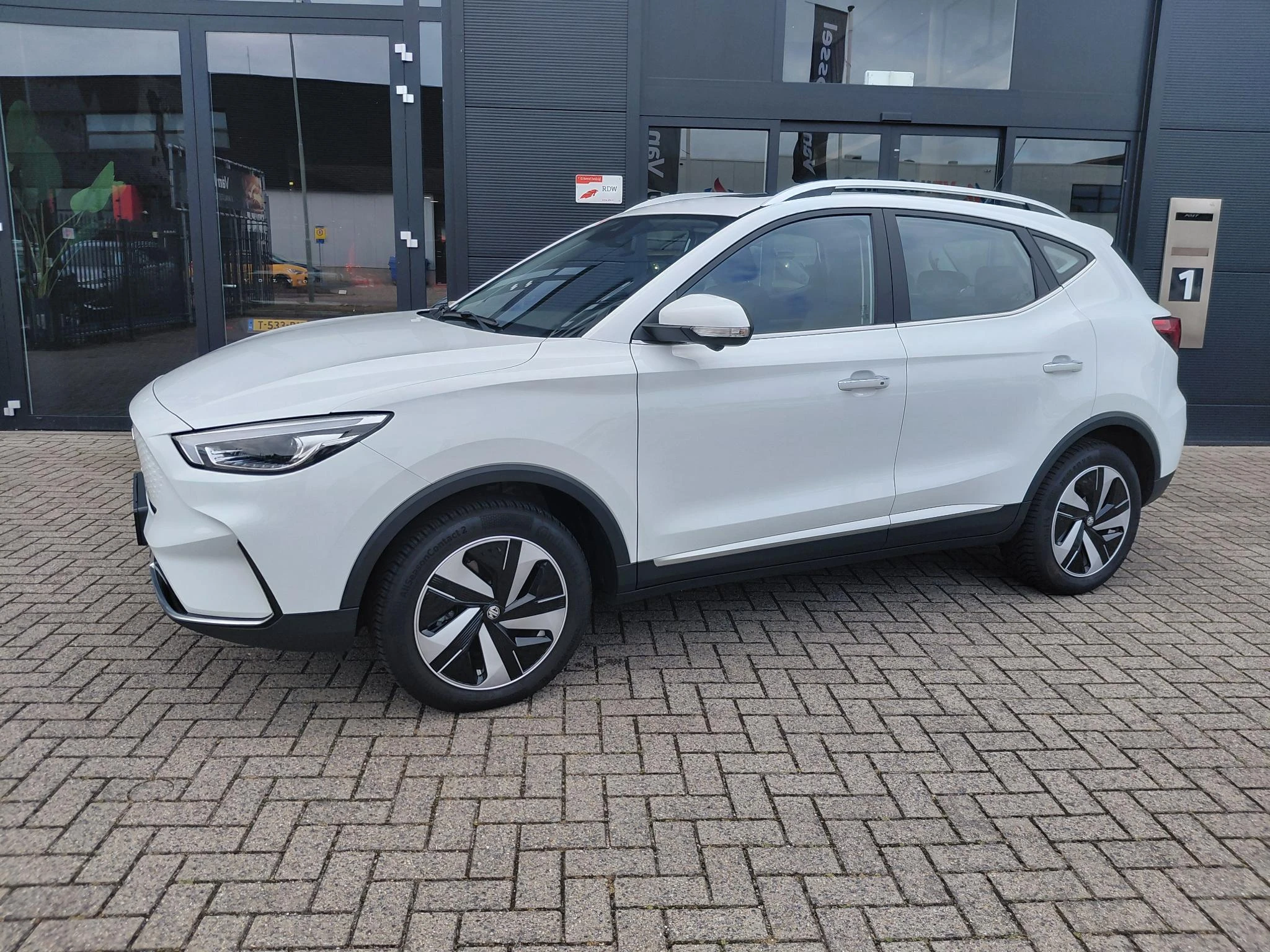 MG-ZS EV-image-1