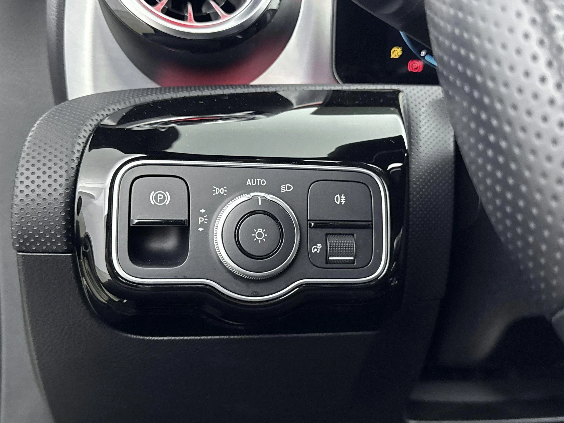 Mercedes-Benz-CLA-image-21