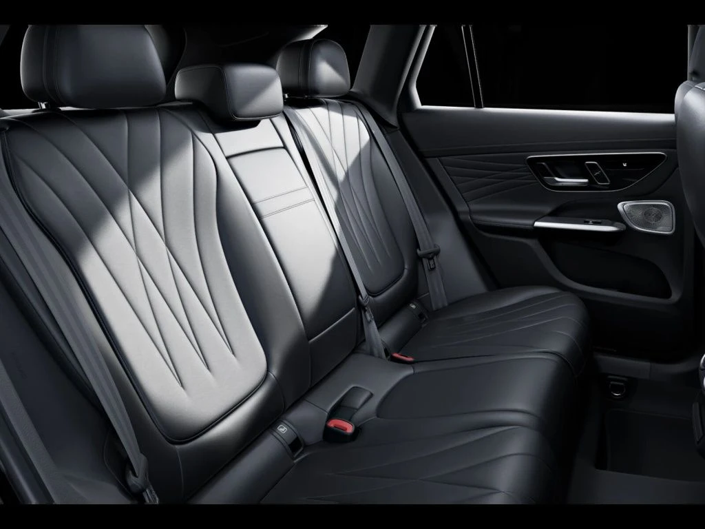 Mercedes-Benz-GLC 300 d-image-11