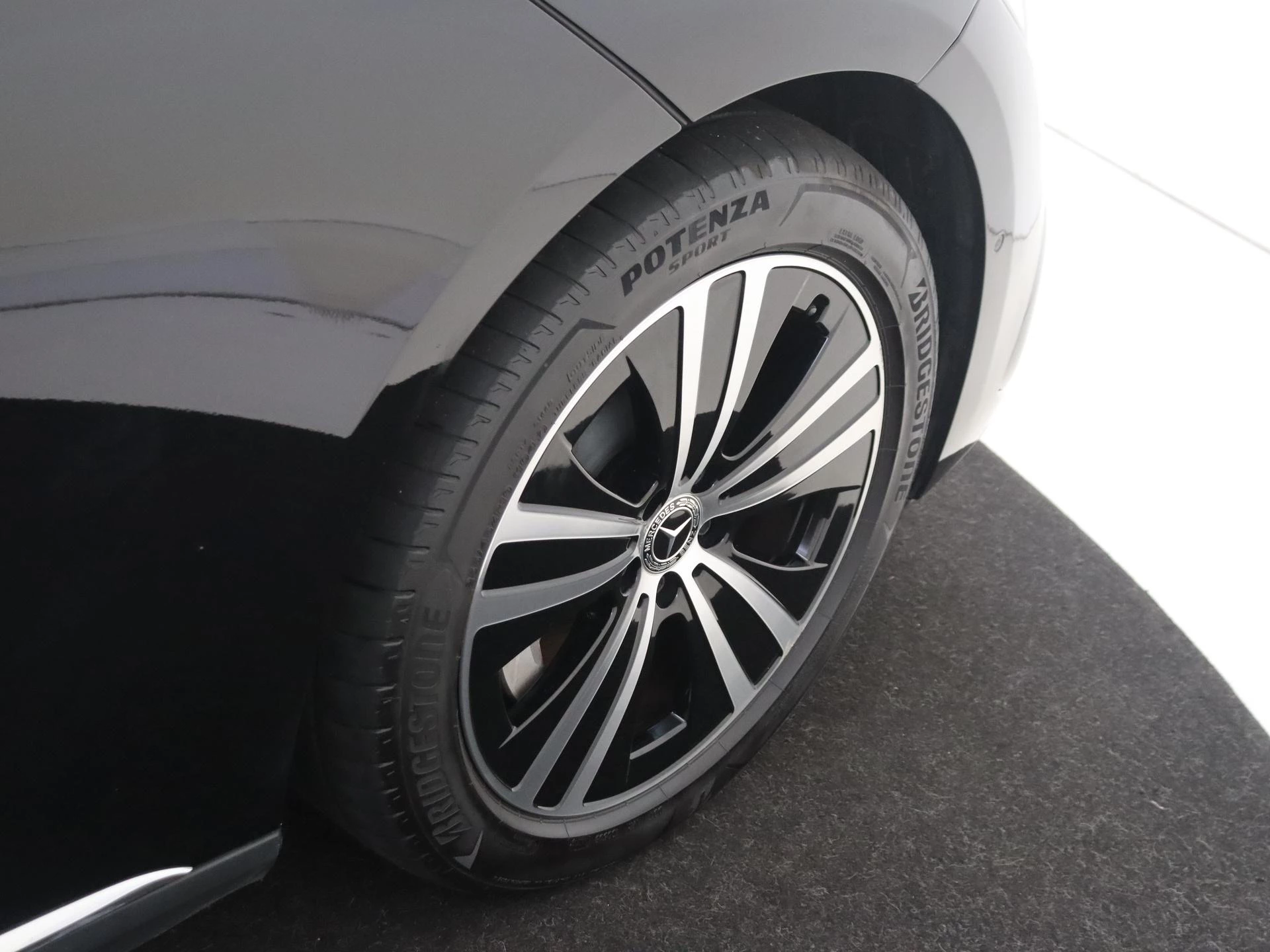 Mercedes-Benz-EQE-image-10