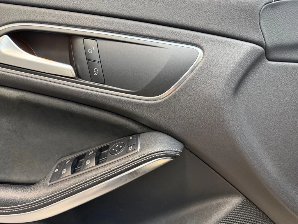 Mercedes-Benz-CLA 180-image-7