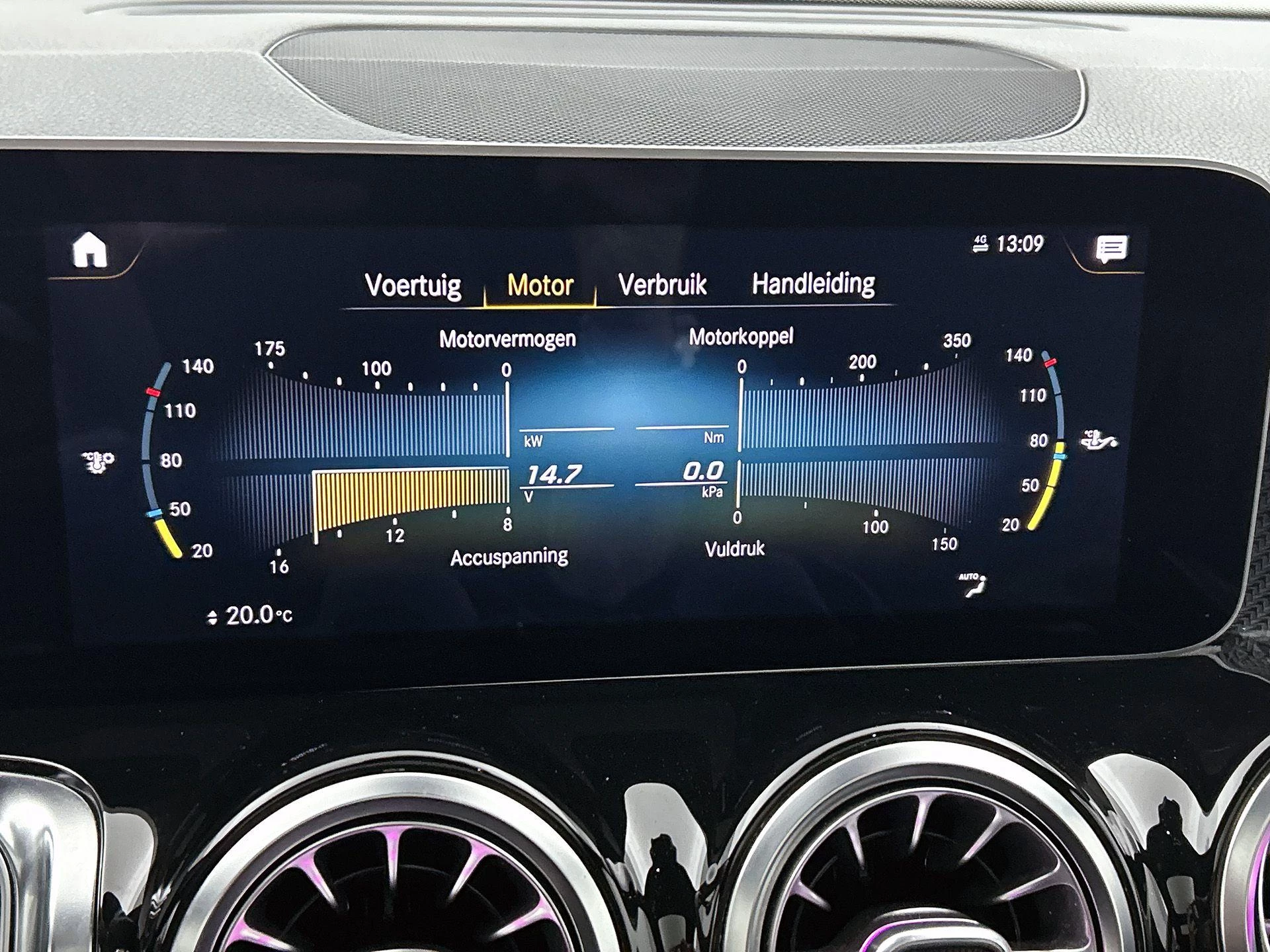 Mercedes-Benz-GLB-image-11
