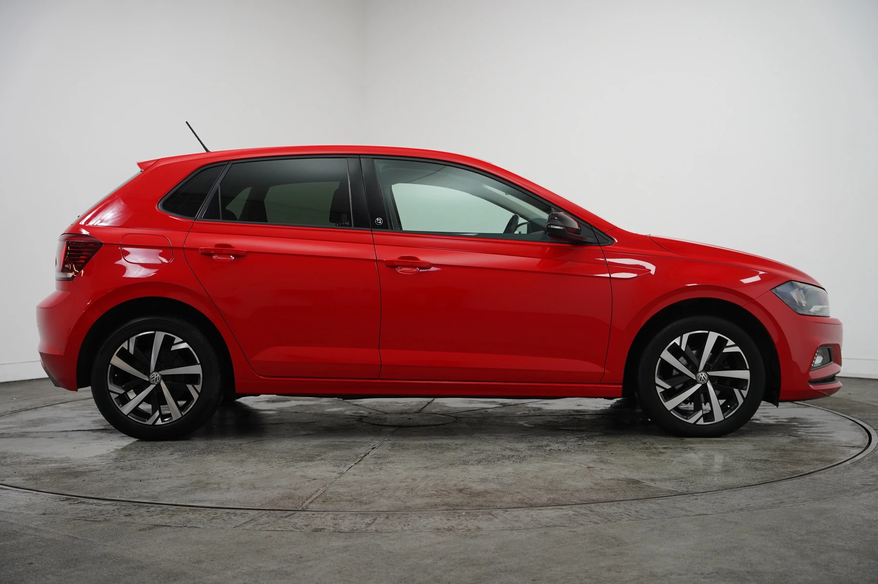 Volkswagen-Polo-image-3