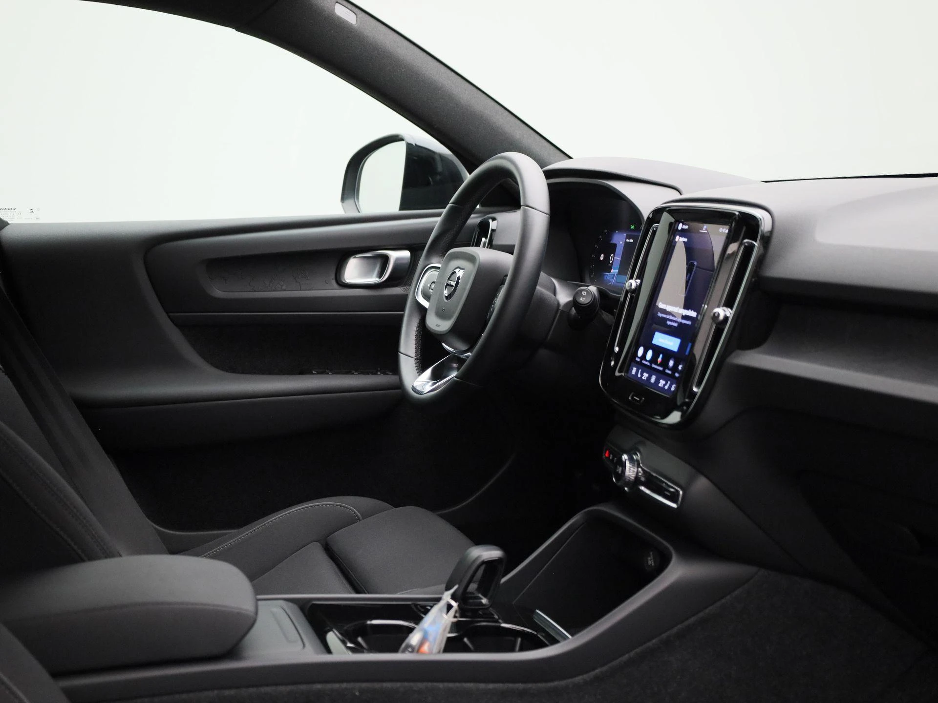 Volvo-EX40-image-32