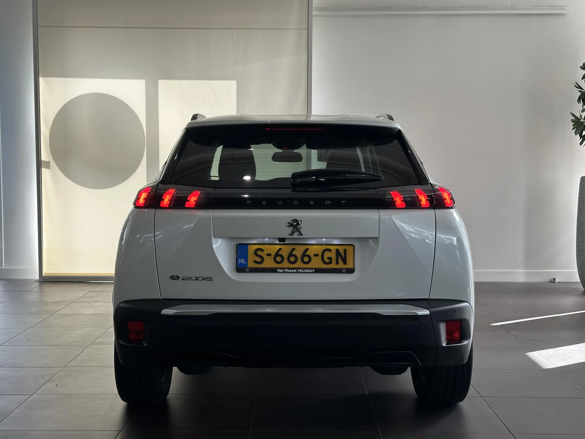 Peugeot-e-2008-image-5