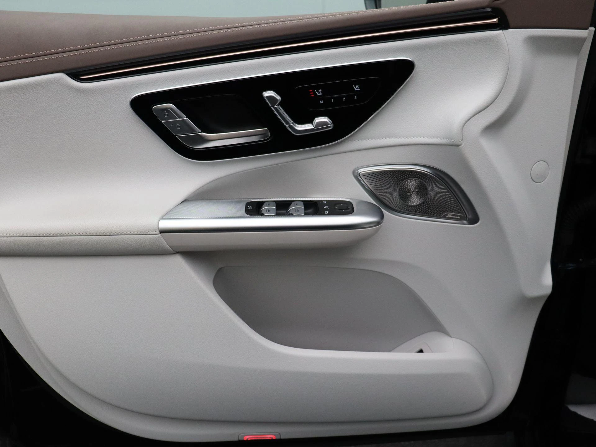 Mercedes-Benz-EQE-image-11