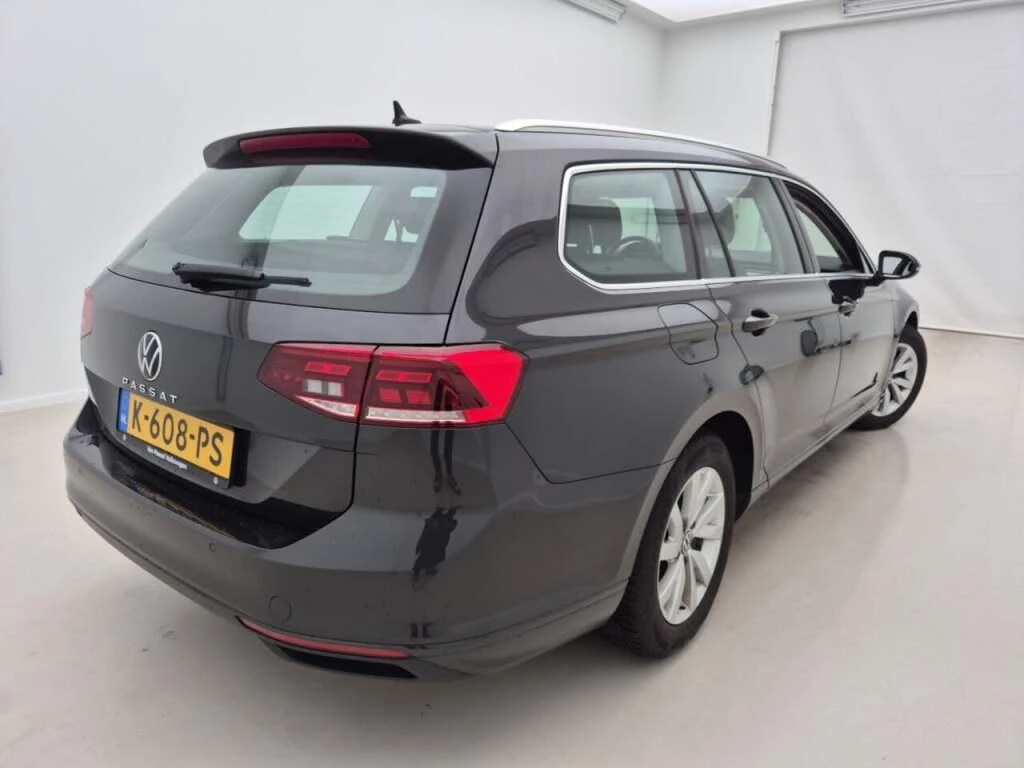 Volkswagen-Passat-image-1