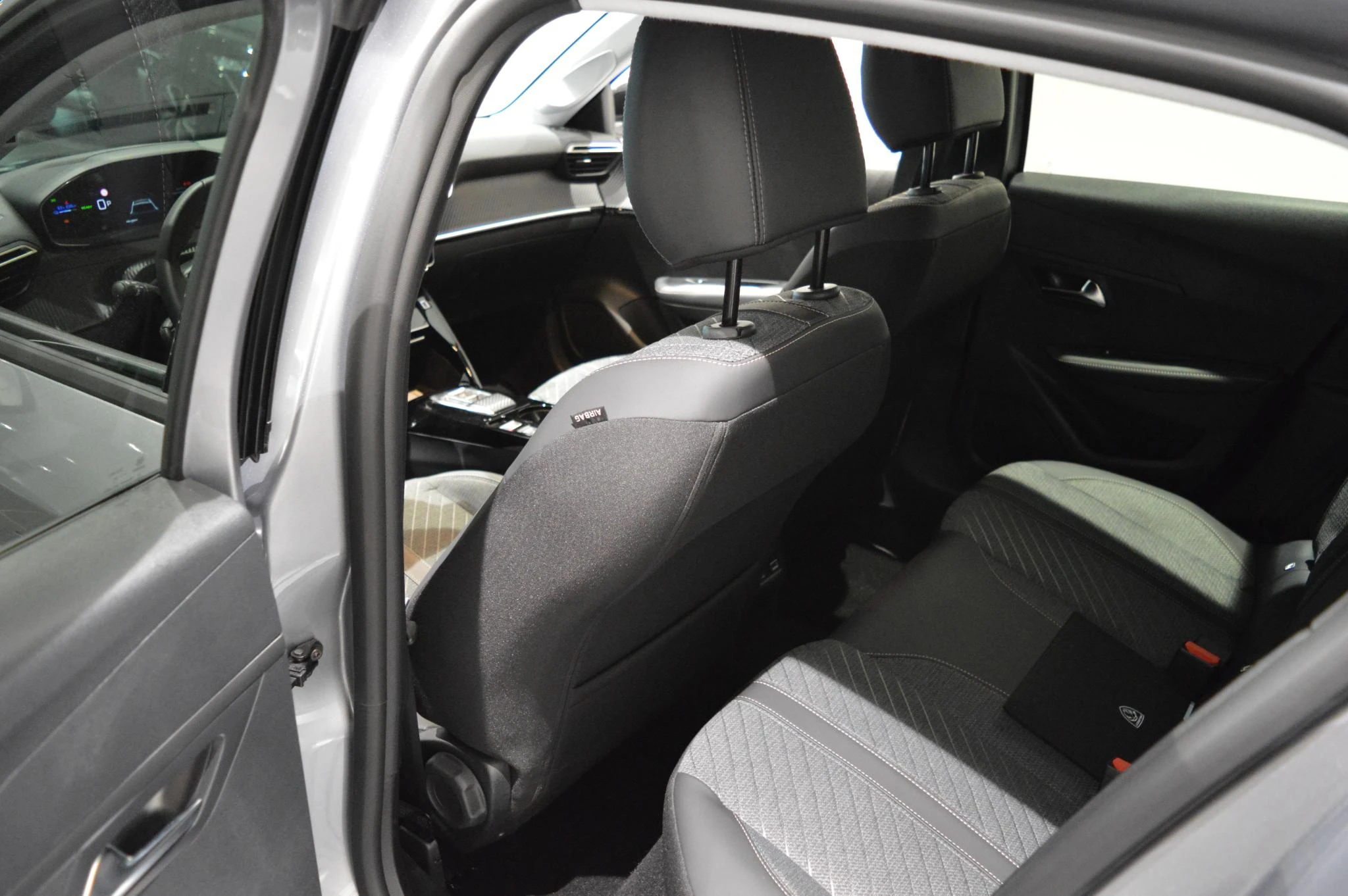Peugeot-e-208-image-10
