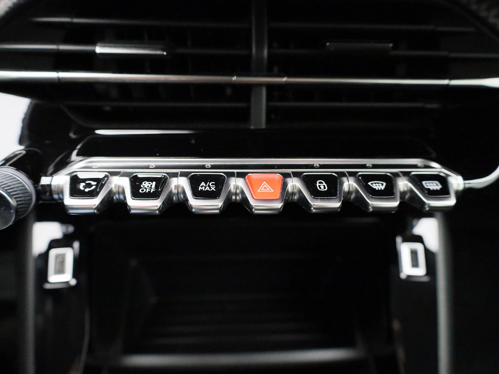 Peugeot-e-208-image-23