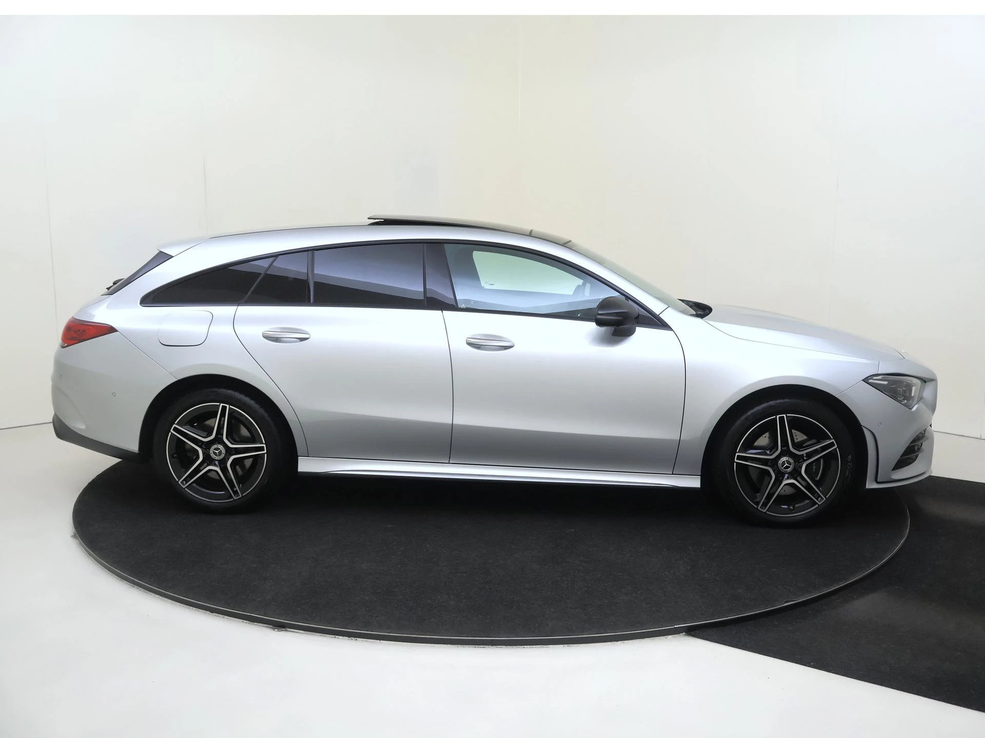 Mercedes-Benz-CLA-image-8