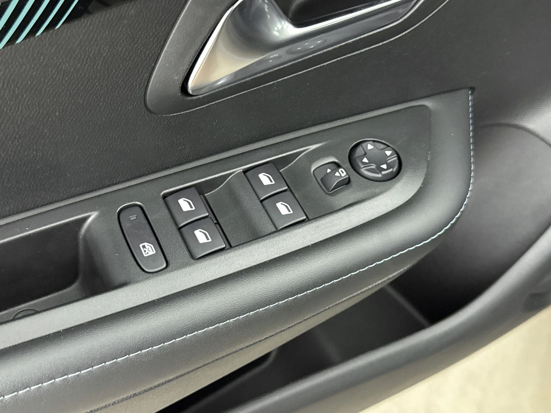 Peugeot-208-image-12