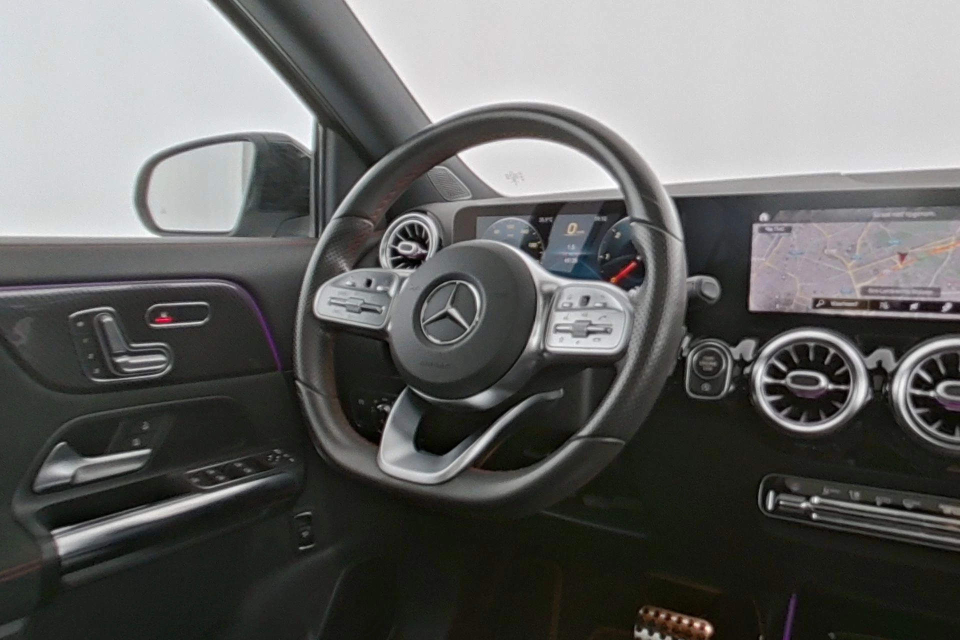 Mercedes-Benz GLA 180 d AMG Line + SPECIAL EDITION + LEDER + PANO + MULTIBEAM +
