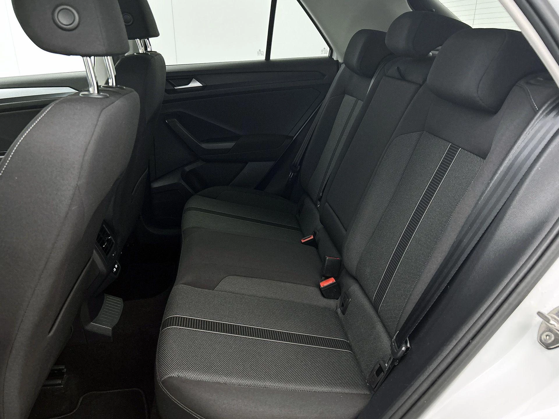 Volkswagen-T-Roc-image-25