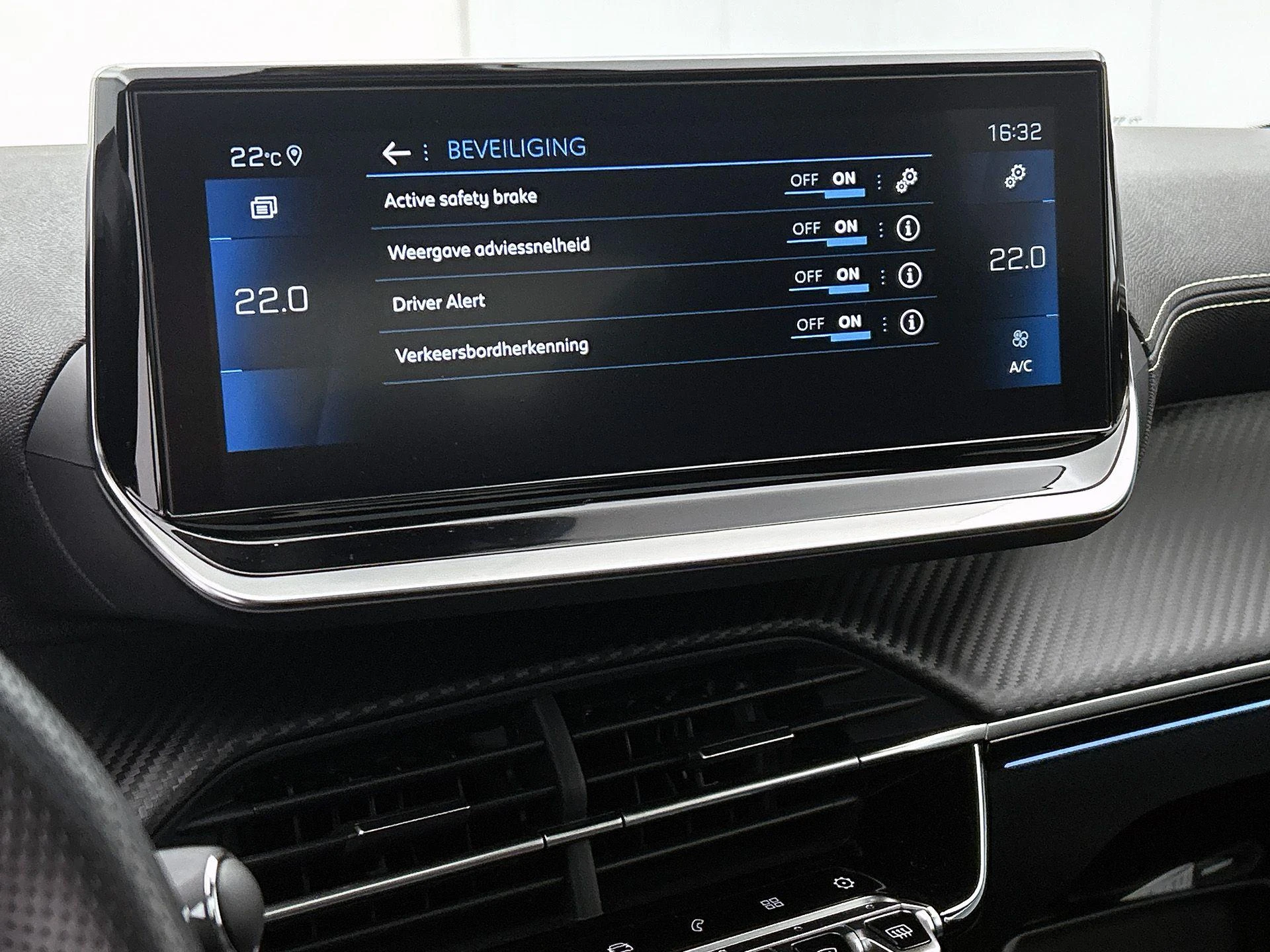 Peugeot-208-image-11