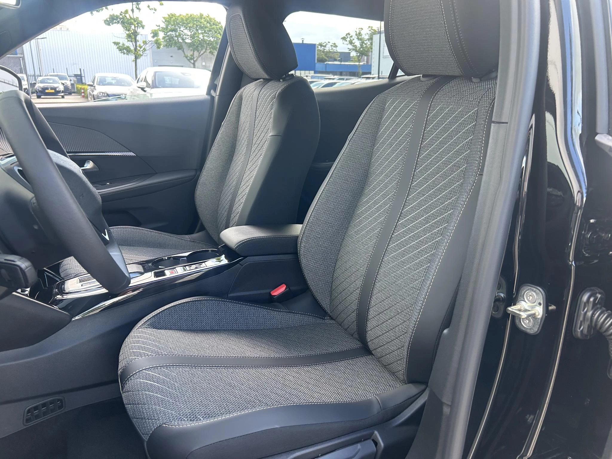Peugeot e-2008 EV Allure 54 kWh