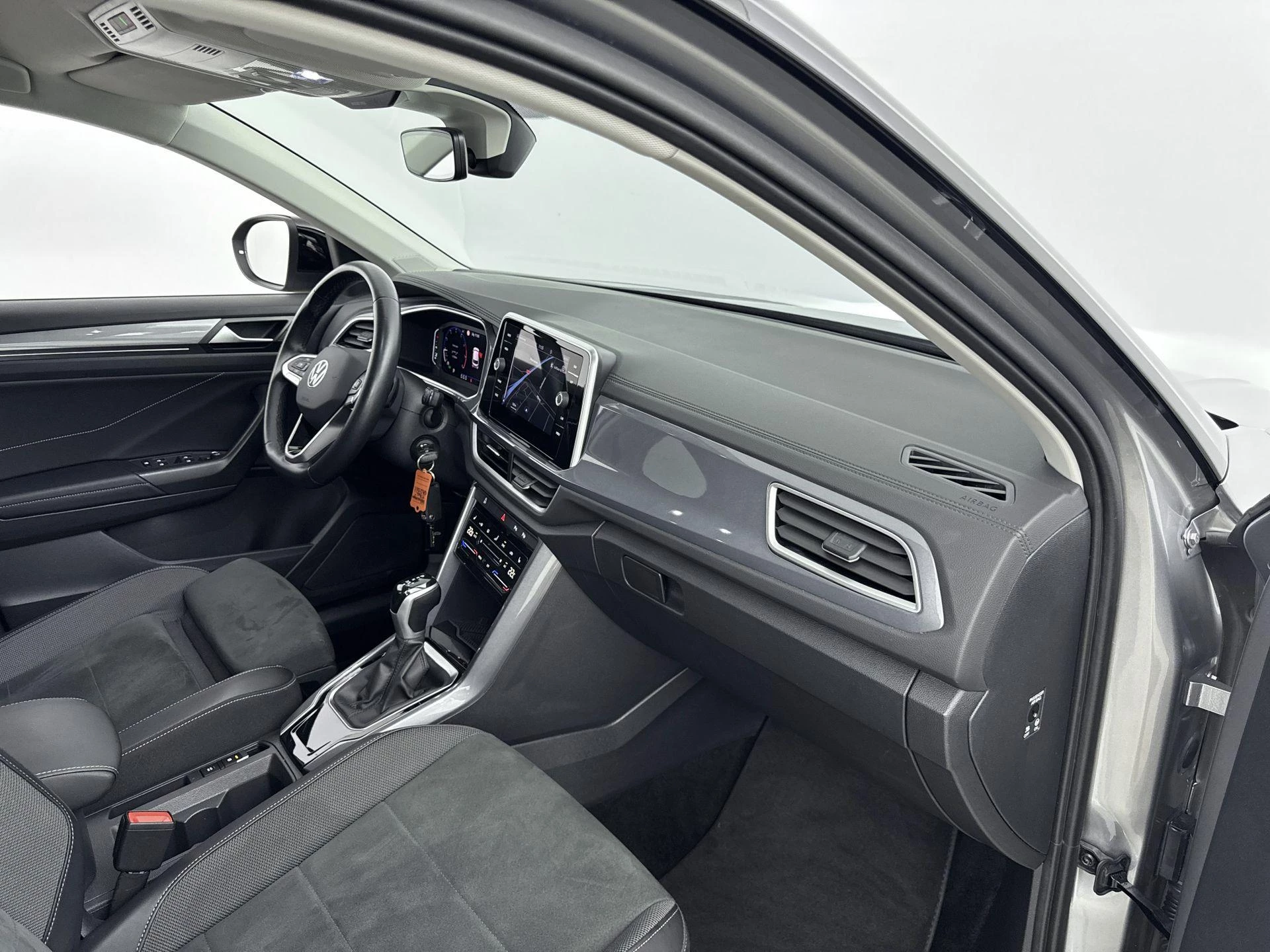 Volkswagen-T-Roc-image-18