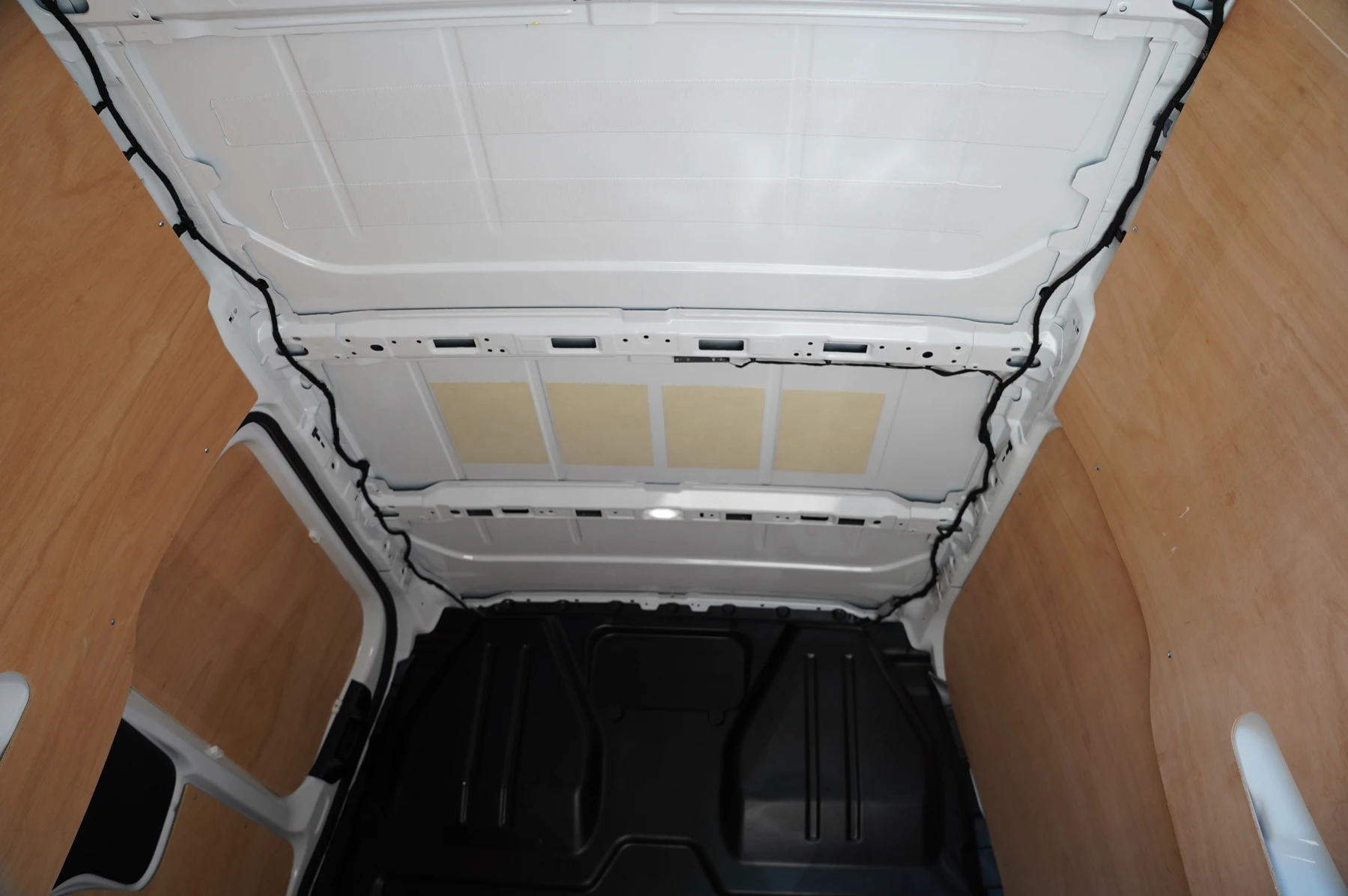 Volkswagen-Transporter-image-25