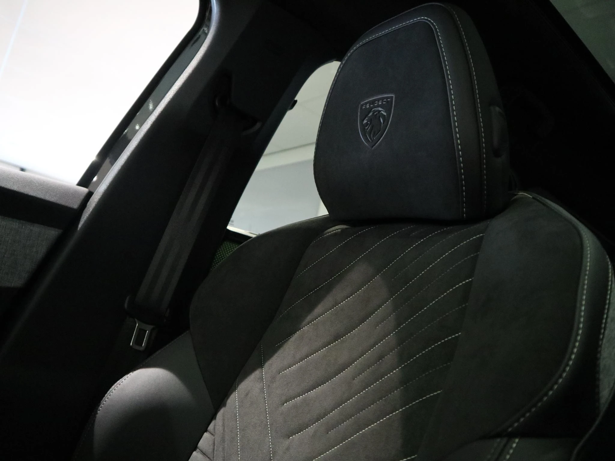 Peugeot-e-5008-image-16
