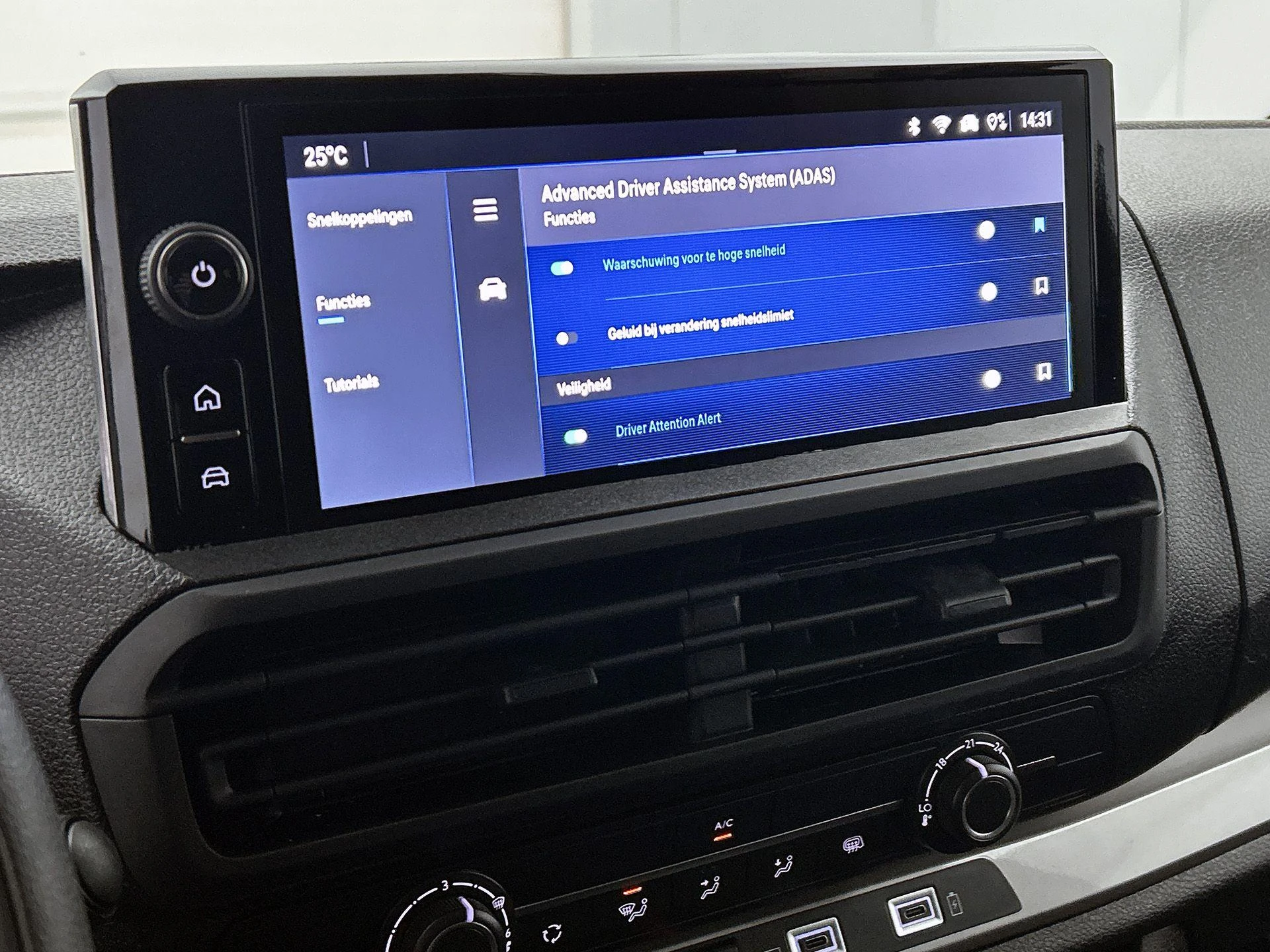 Opel-Vivaro-image-13