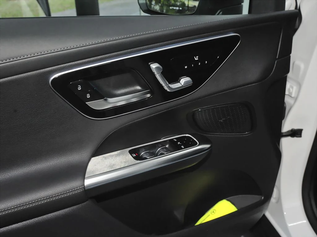 Mercedes-Benz-GLC 300 d-image-14