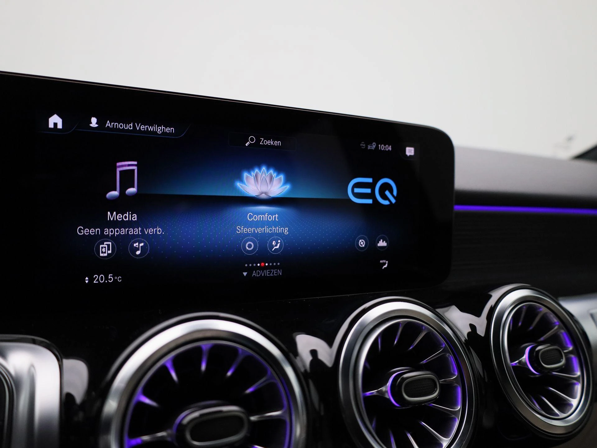 Mercedes-Benz-EQB-image-18