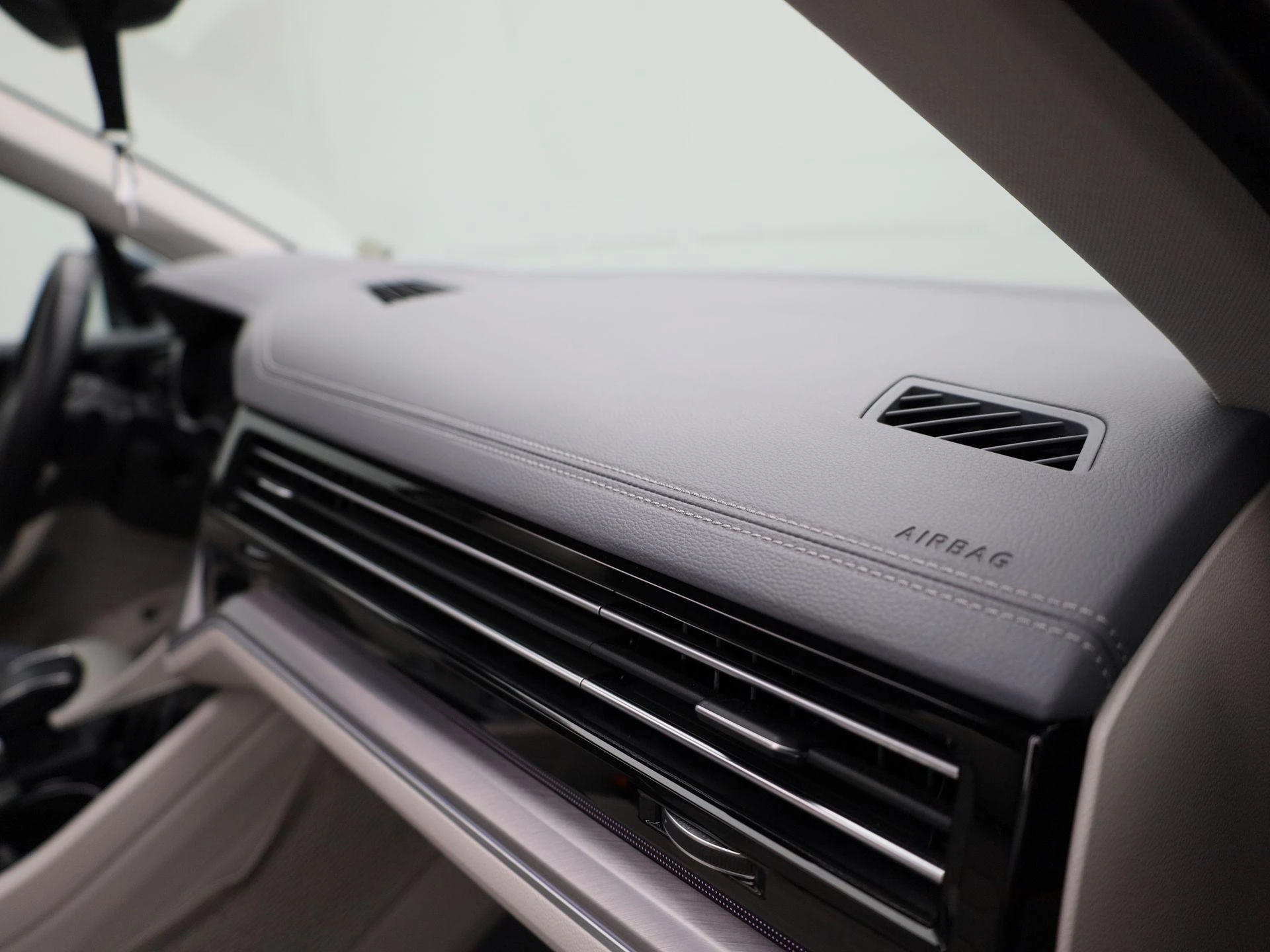 Volkswagen-Touareg-image-43