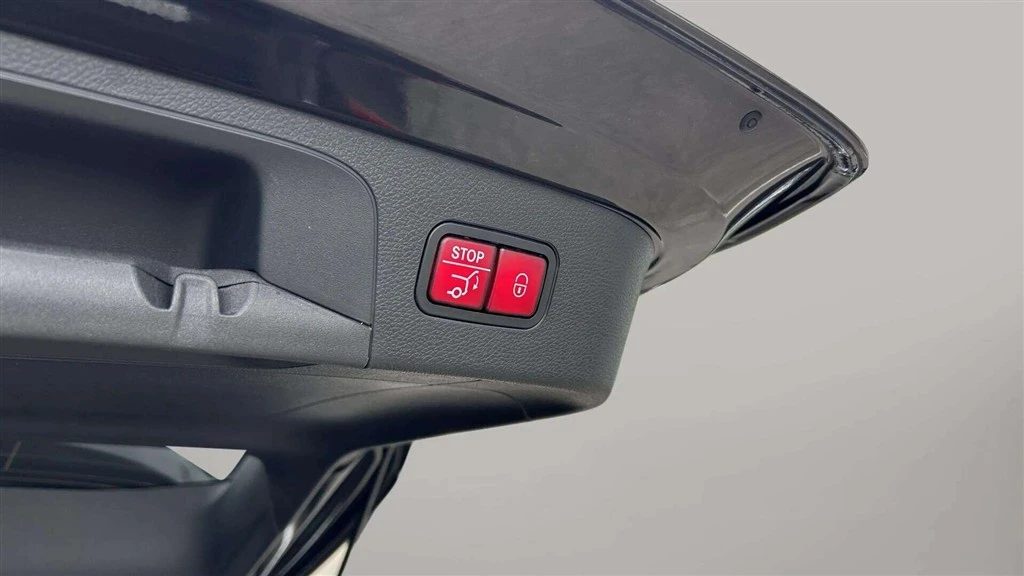 Mercedes-Benz-EQC-image-28