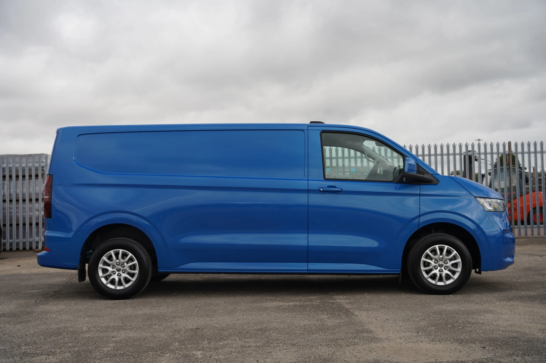 Volkswagen-Transporter-image-3